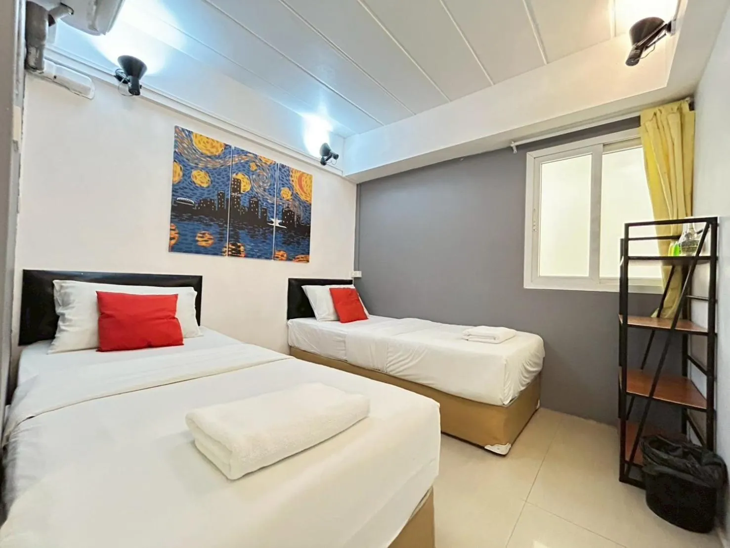 Bed in Casa Picasso Near Chabad House