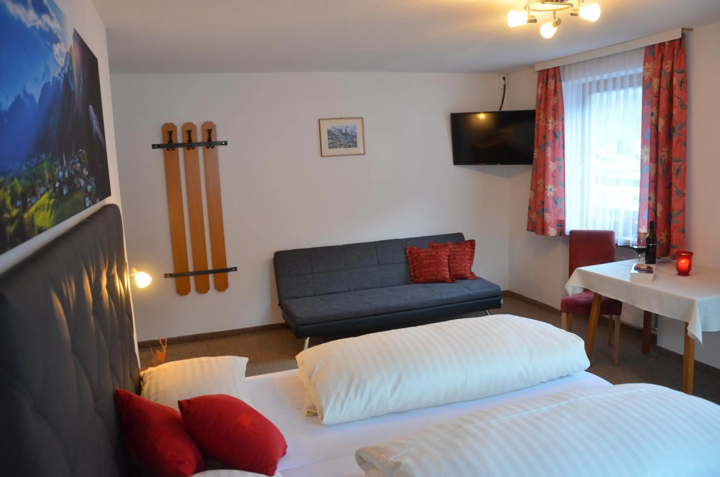 Living room, Bed in Hotel Pettneuerhof