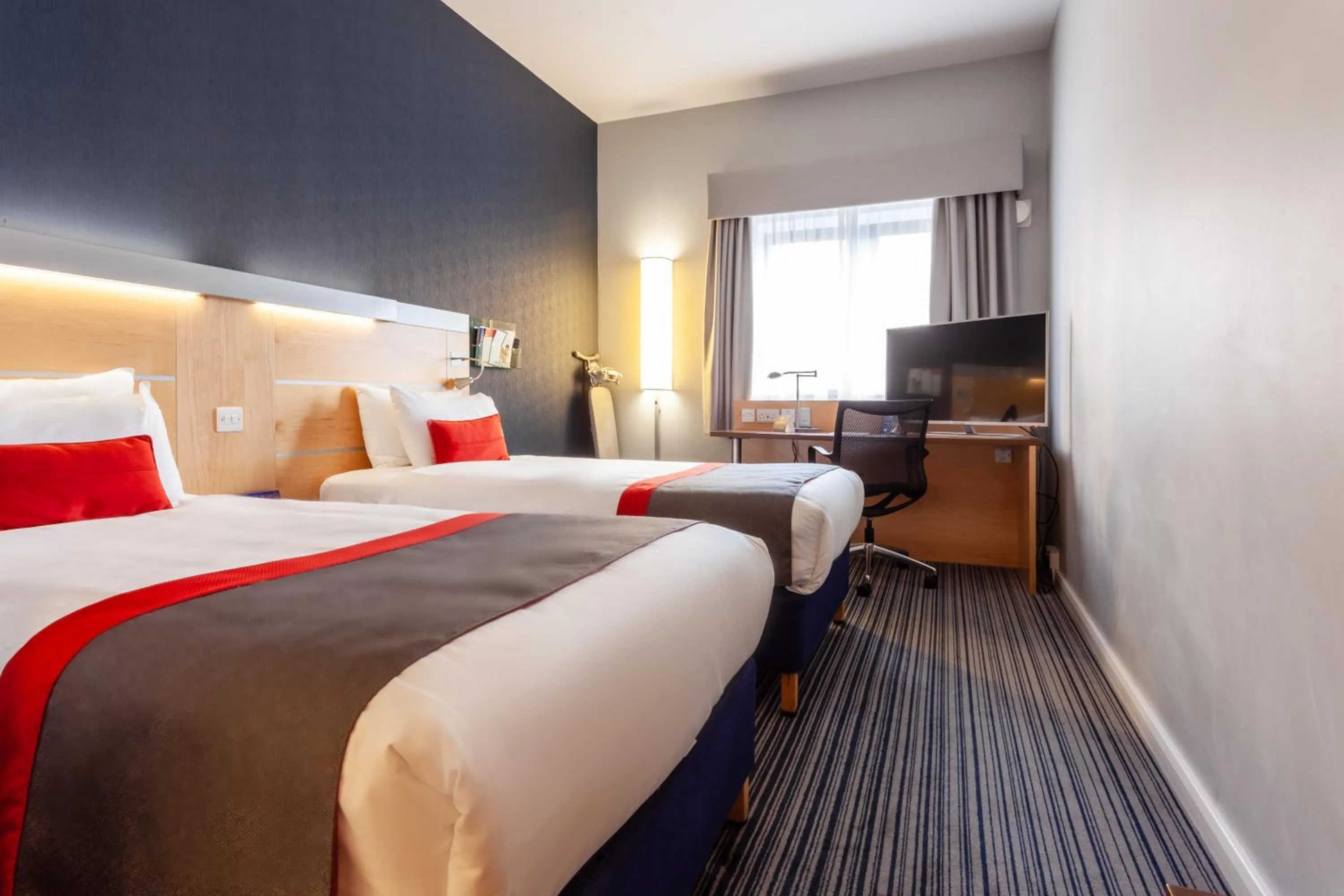 Bedroom, Bed in Holiday Inn Express Edinburgh – Royal Mile by IHG