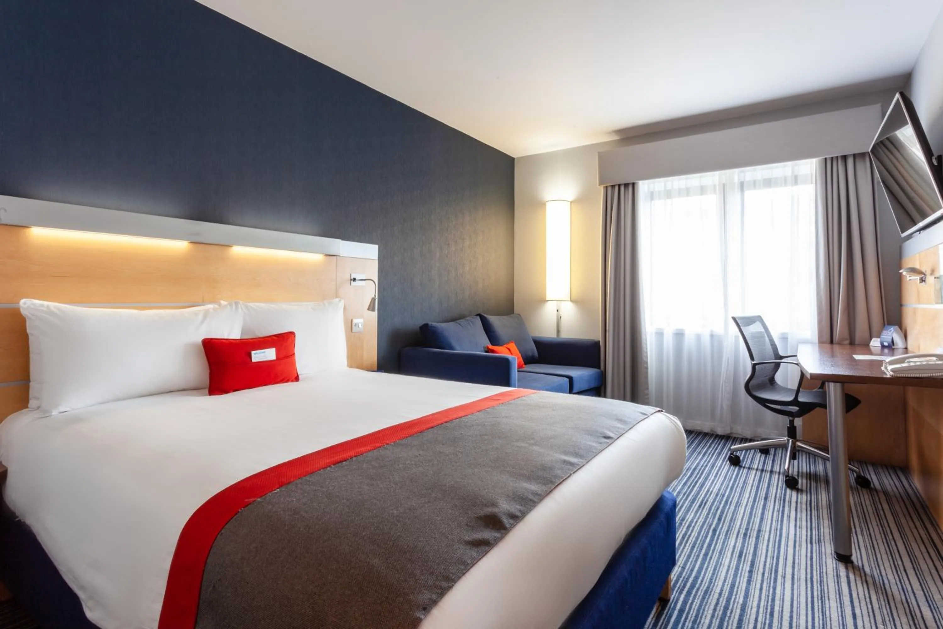 Bedroom, Bed in Holiday Inn Express Edinburgh – Royal Mile by IHG