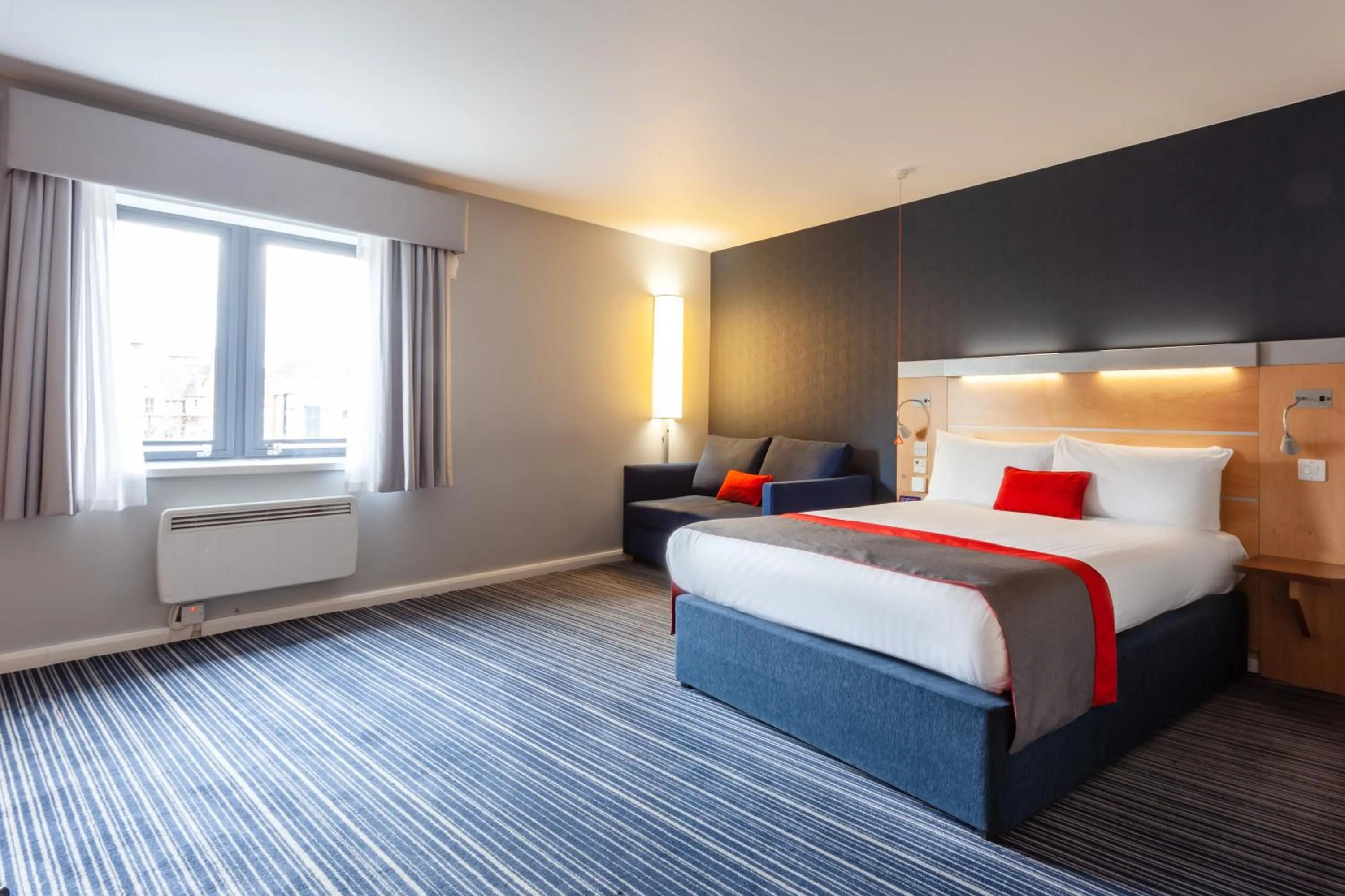 Bedroom, Bed in Holiday Inn Express Edinburgh – Royal Mile by IHG