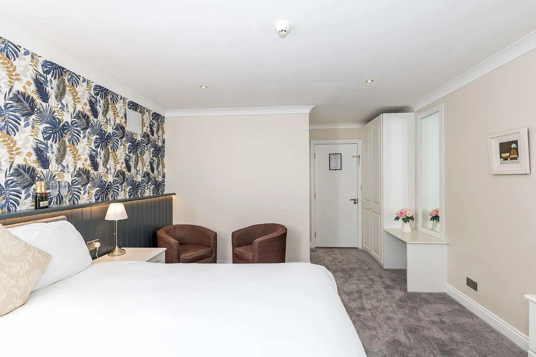 Photo of the whole room, Bed in Hillview House