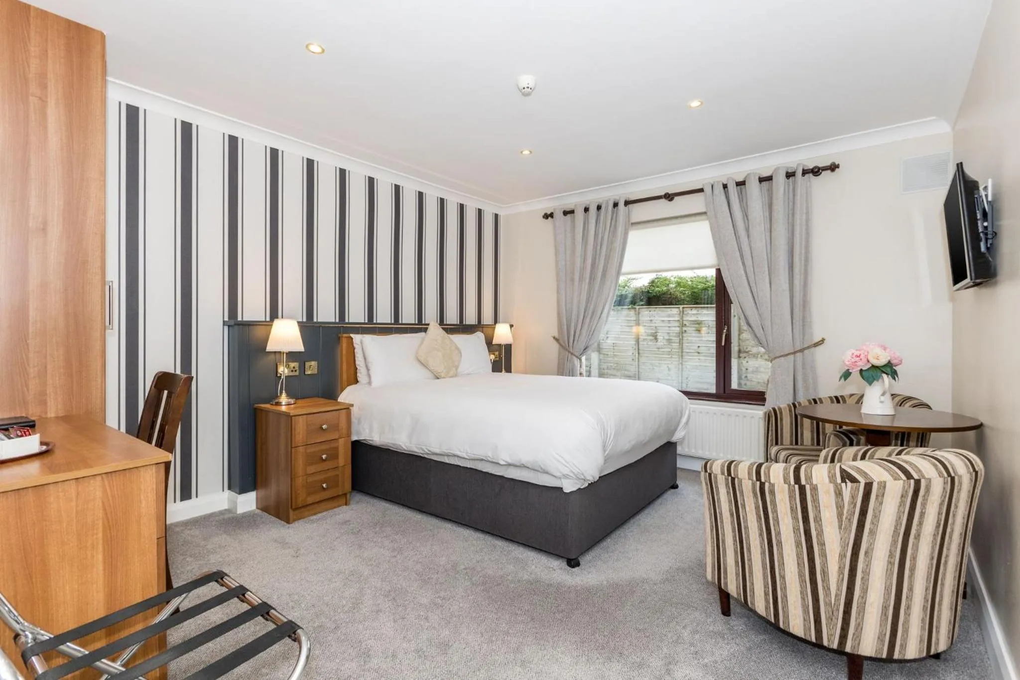 Bedroom, Bed in Hillview House