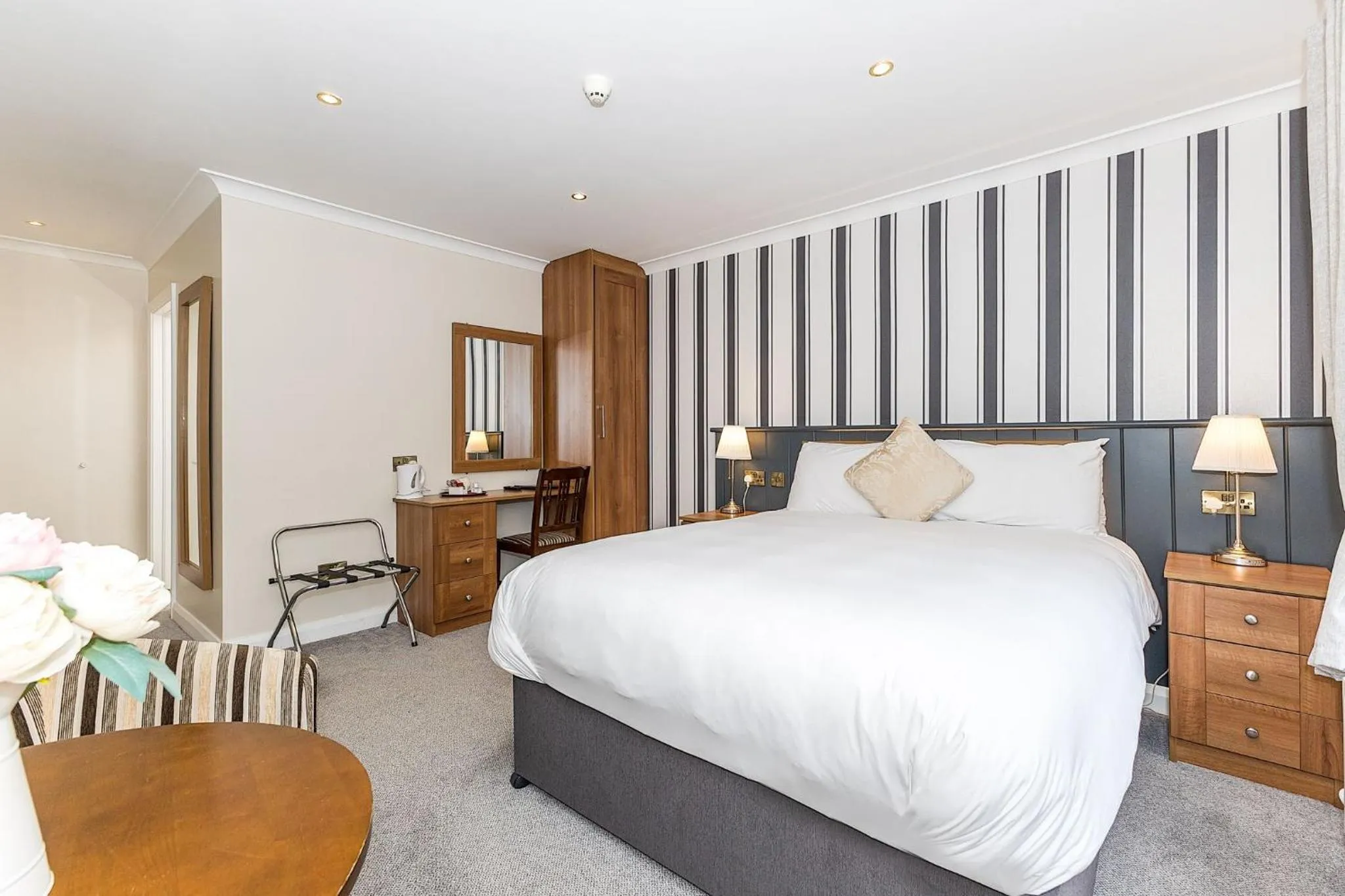 Bedroom, Bed in Hillview House