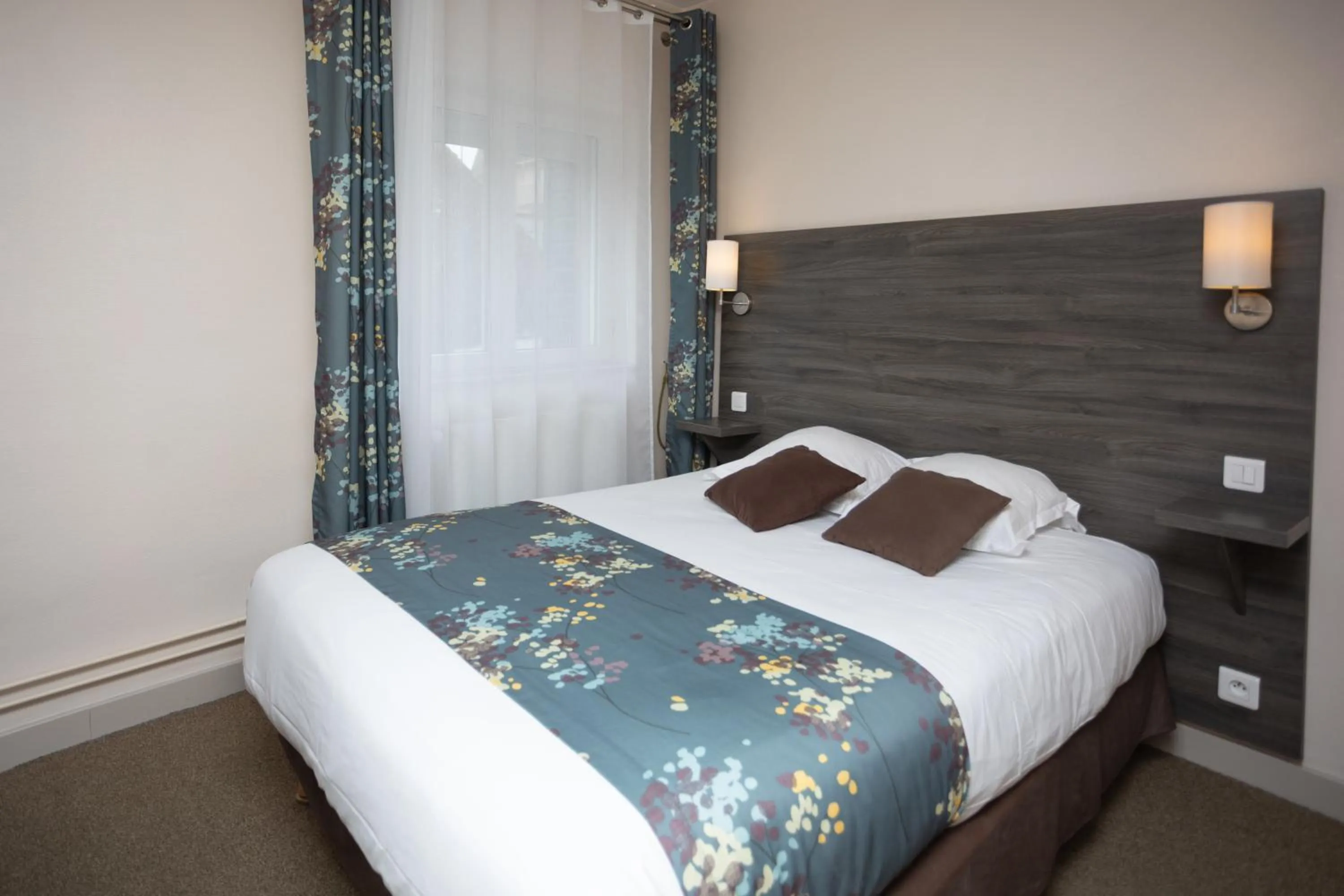 Bed in Logis-Hôtel & Restaurant LE CARNOT