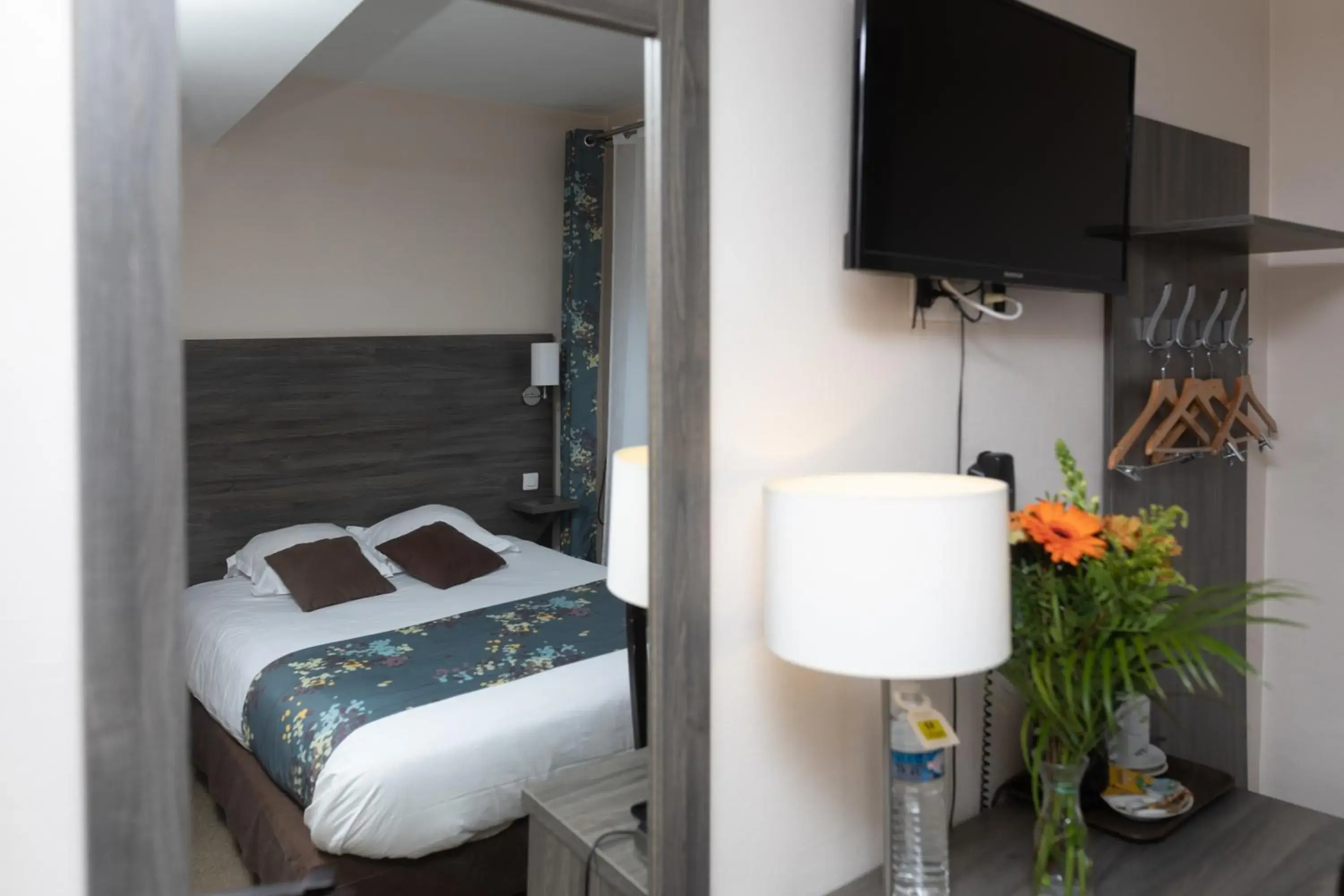 Bed in Logis-Hôtel & Restaurant LE CARNOT Bed in Logis-Hôtel & Restaurant LE CARNOT