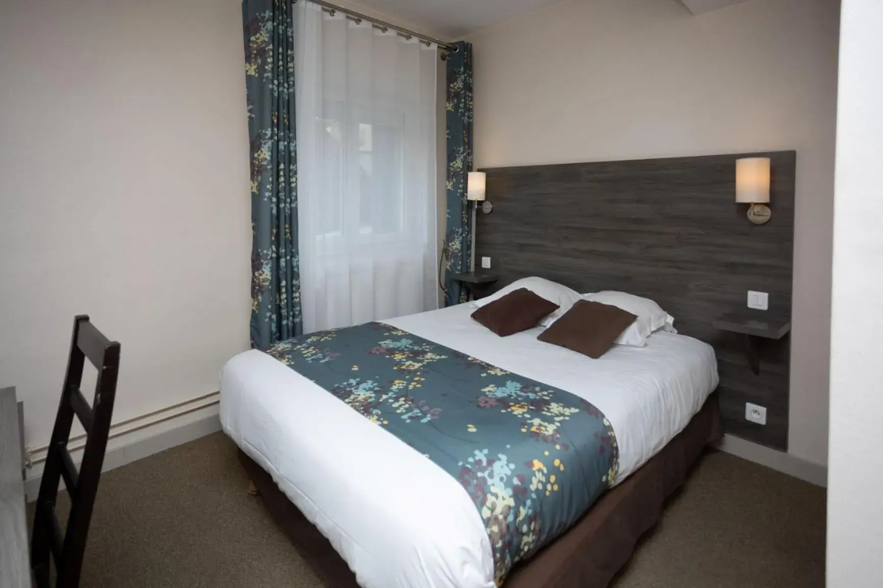 Bed in Logis-Hôtel & Restaurant LE CARNOT Bed in Logis-Hôtel & Restaurant LE CARNOT