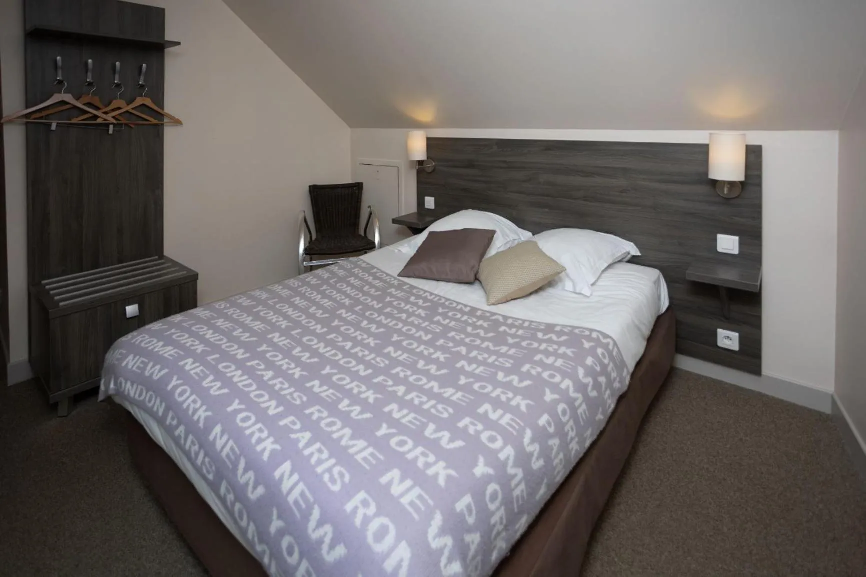 Bed in Logis-Hôtel & Restaurant LE CARNOT