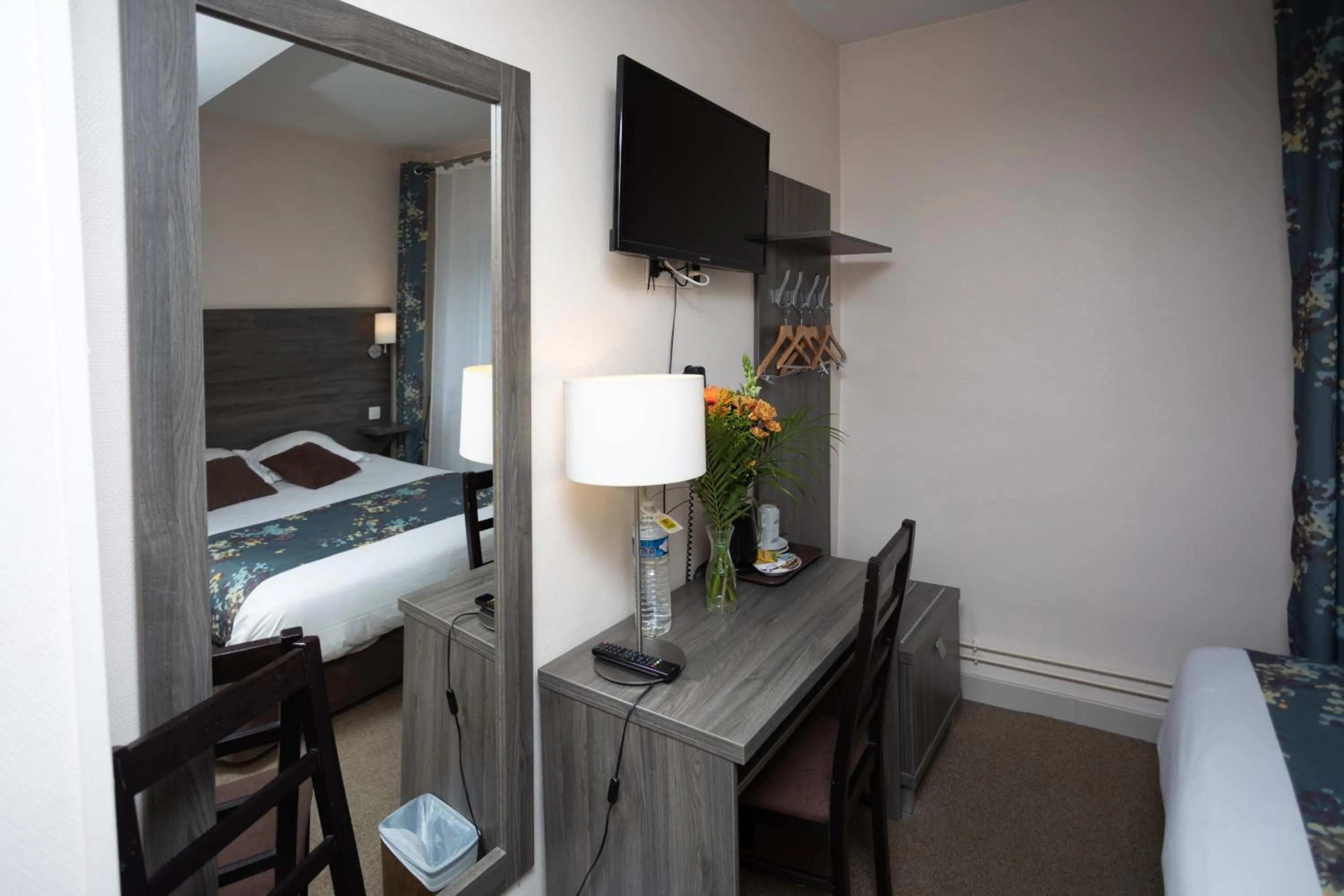 Bed in Logis-Hôtel & Restaurant LE CARNOT