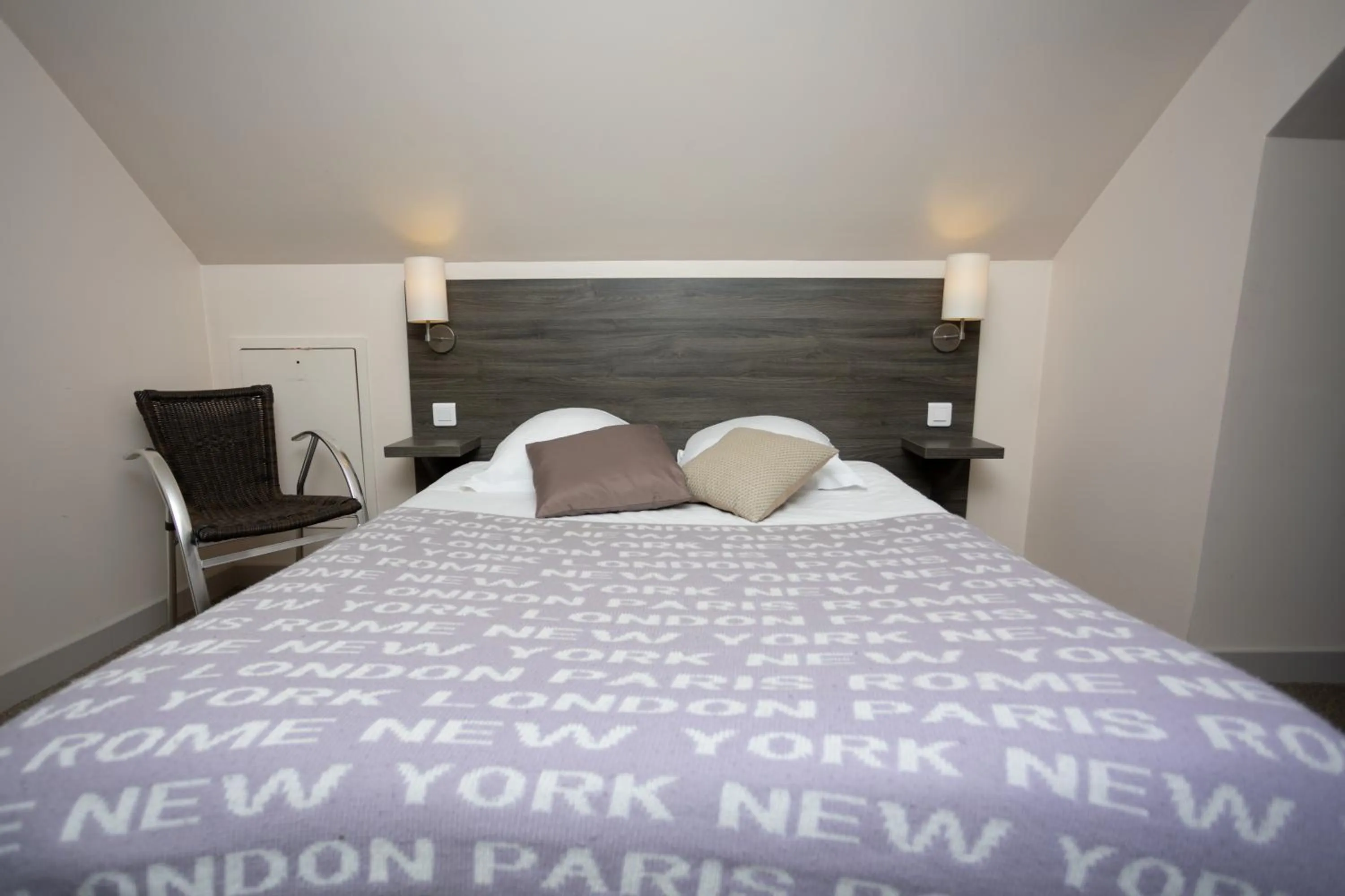 Bed in Logis-Hôtel & Restaurant LE CARNOT