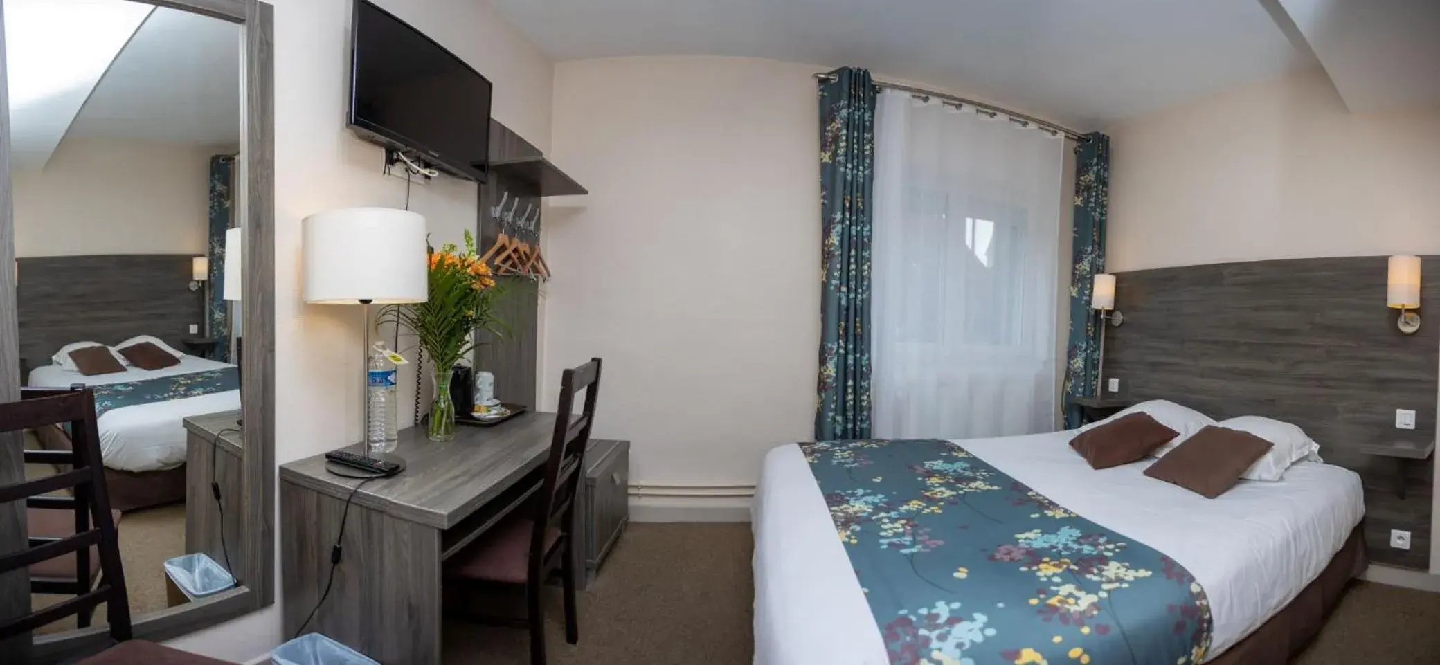 Bed in Logis-Hôtel & Restaurant LE CARNOT Bed in Logis-Hôtel & Restaurant LE CARNOT