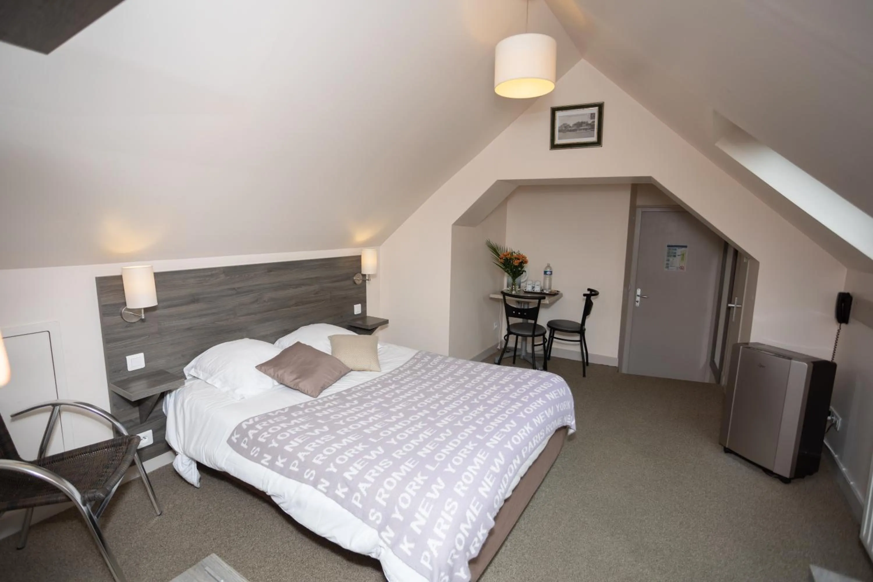 Bed in Logis-Hôtel & Restaurant LE CARNOT