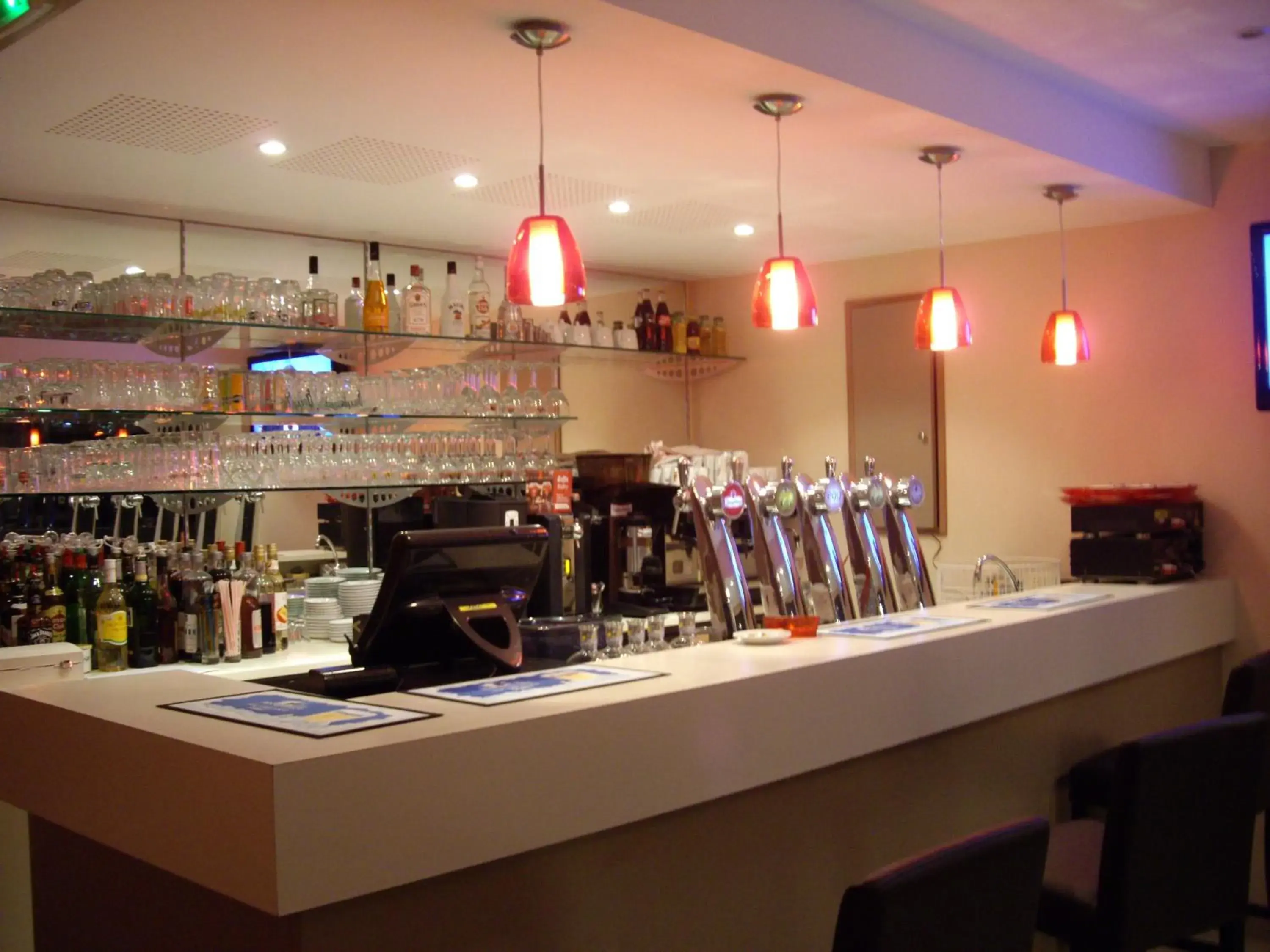 Lounge or bar in Logis-Hôtel & Restaurant LE CARNOT Lounge or bar in Logis-Hôtel & Restaurant LE CARNOT