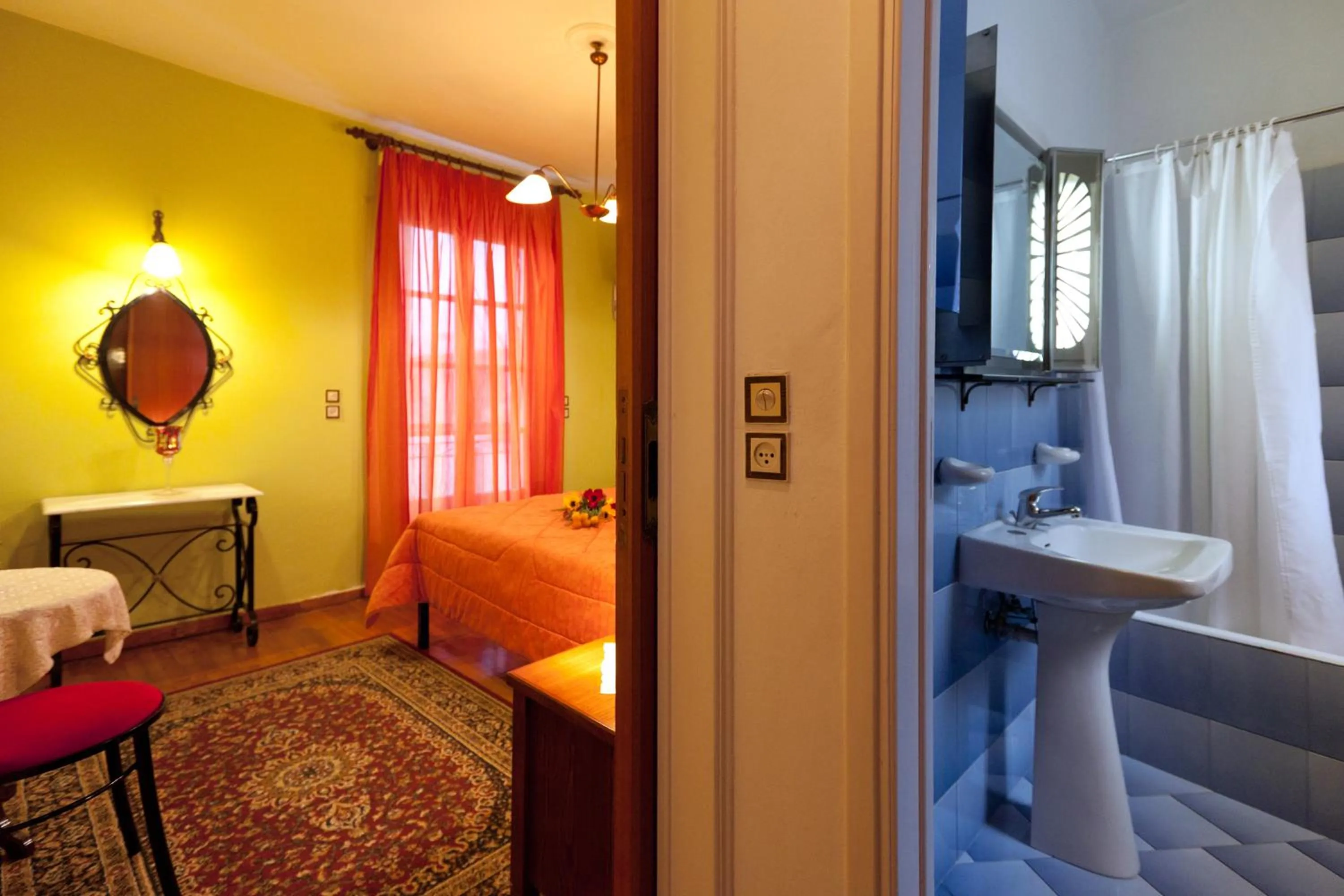 Photo of the whole room, Bed in Pension Eleni