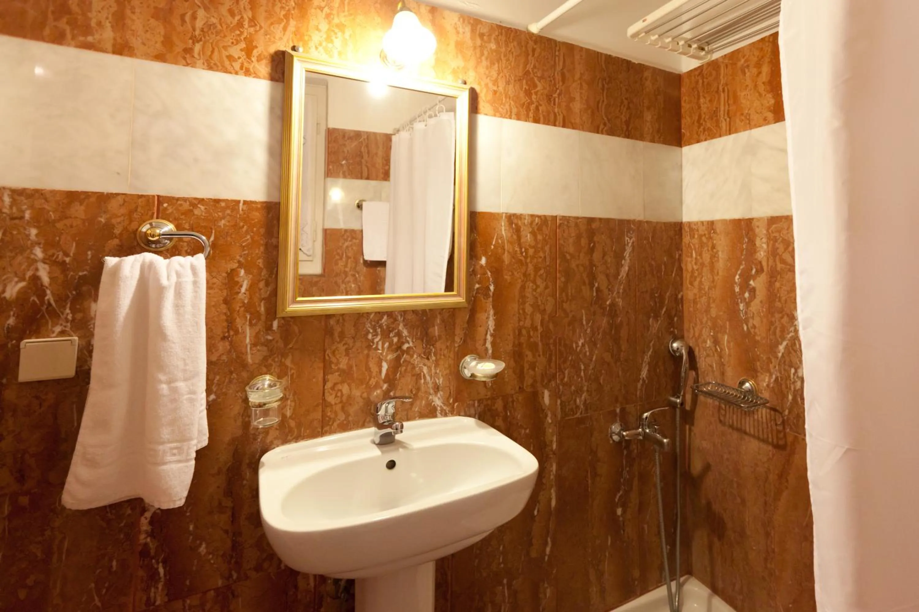 Bathroom in Pension Eleni