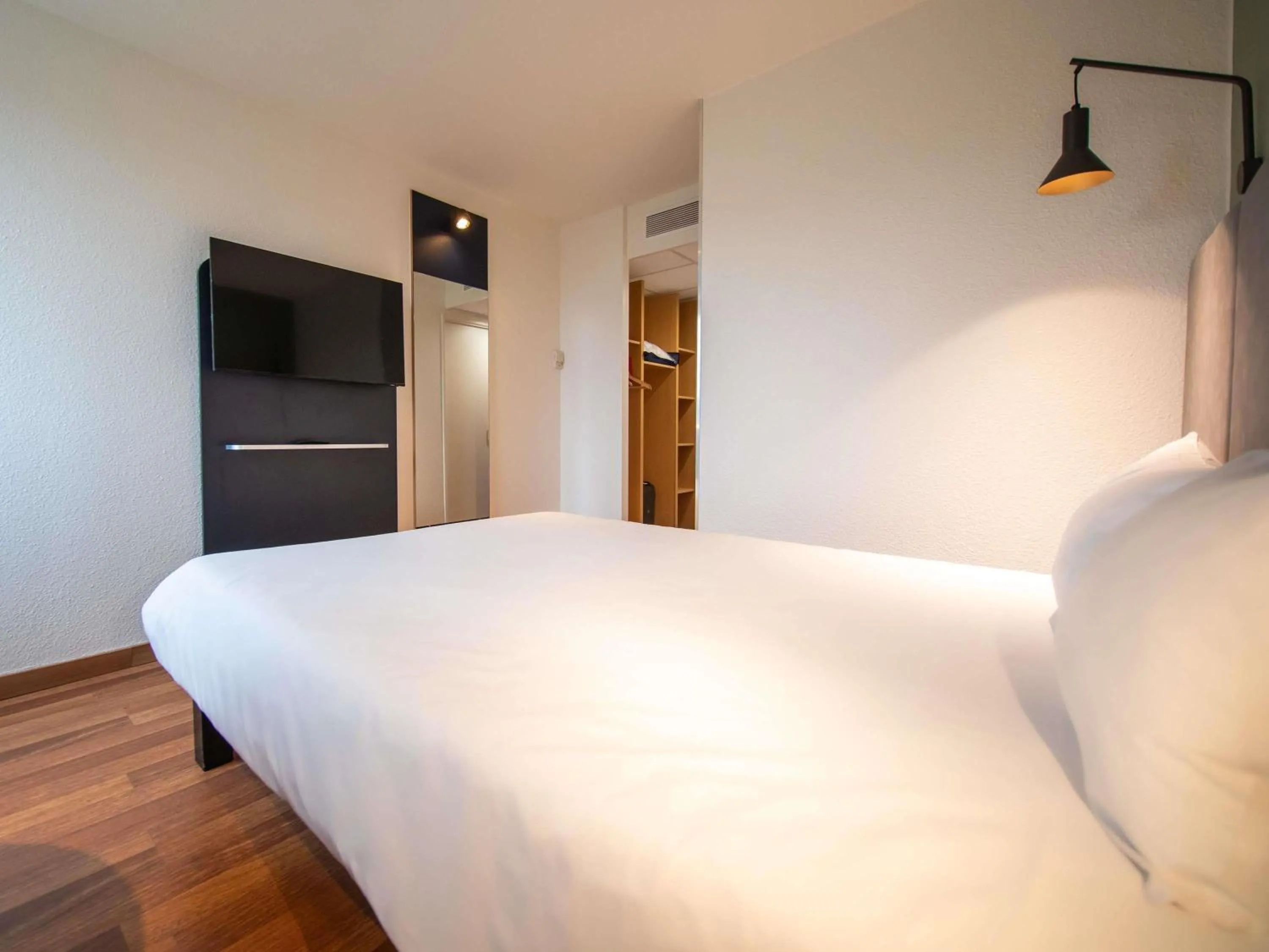 Bedroom, Bed in ibis Nogent Sur Marne RÉNOVÉ EN 2025