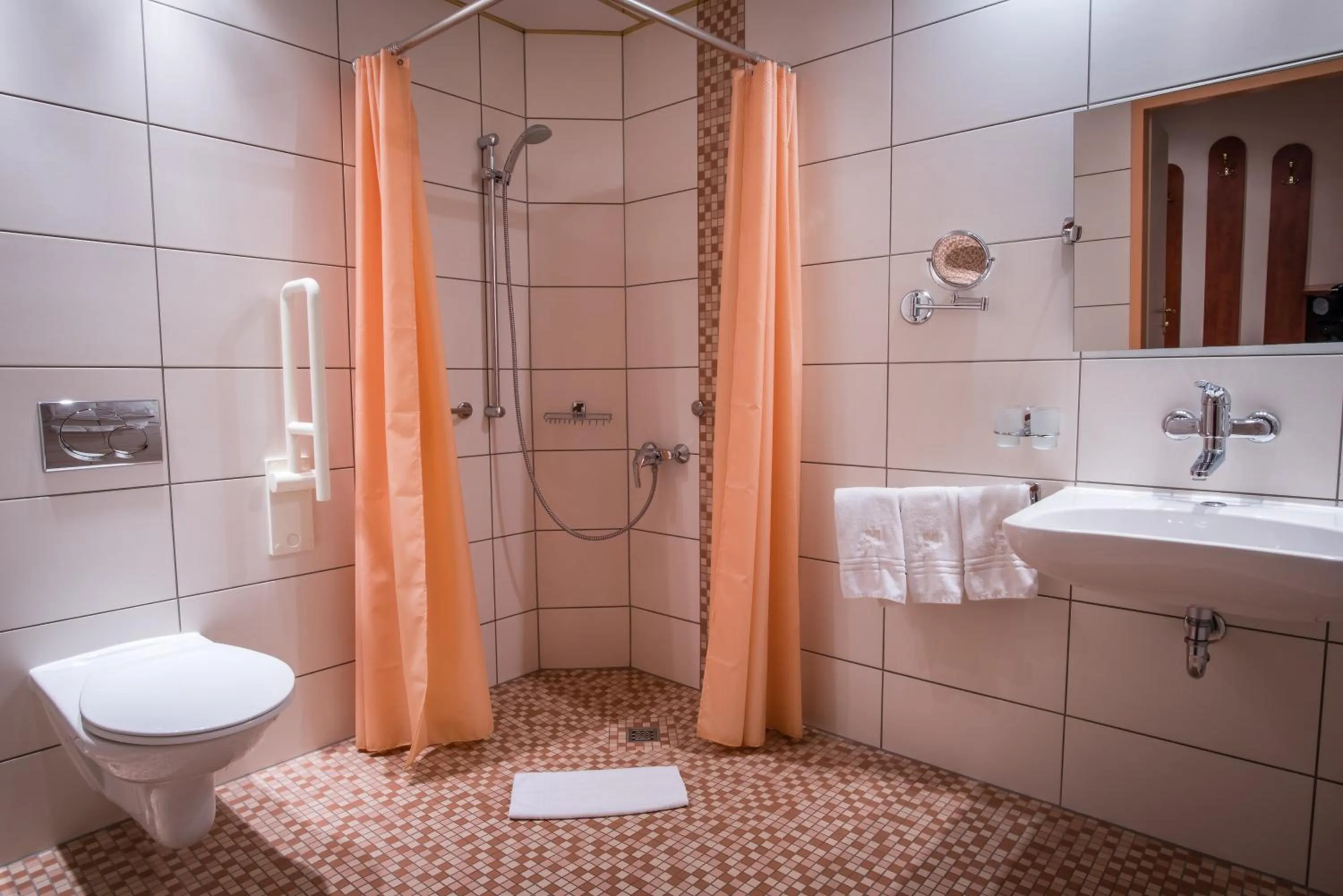 Shower in SkyHotelGwarna