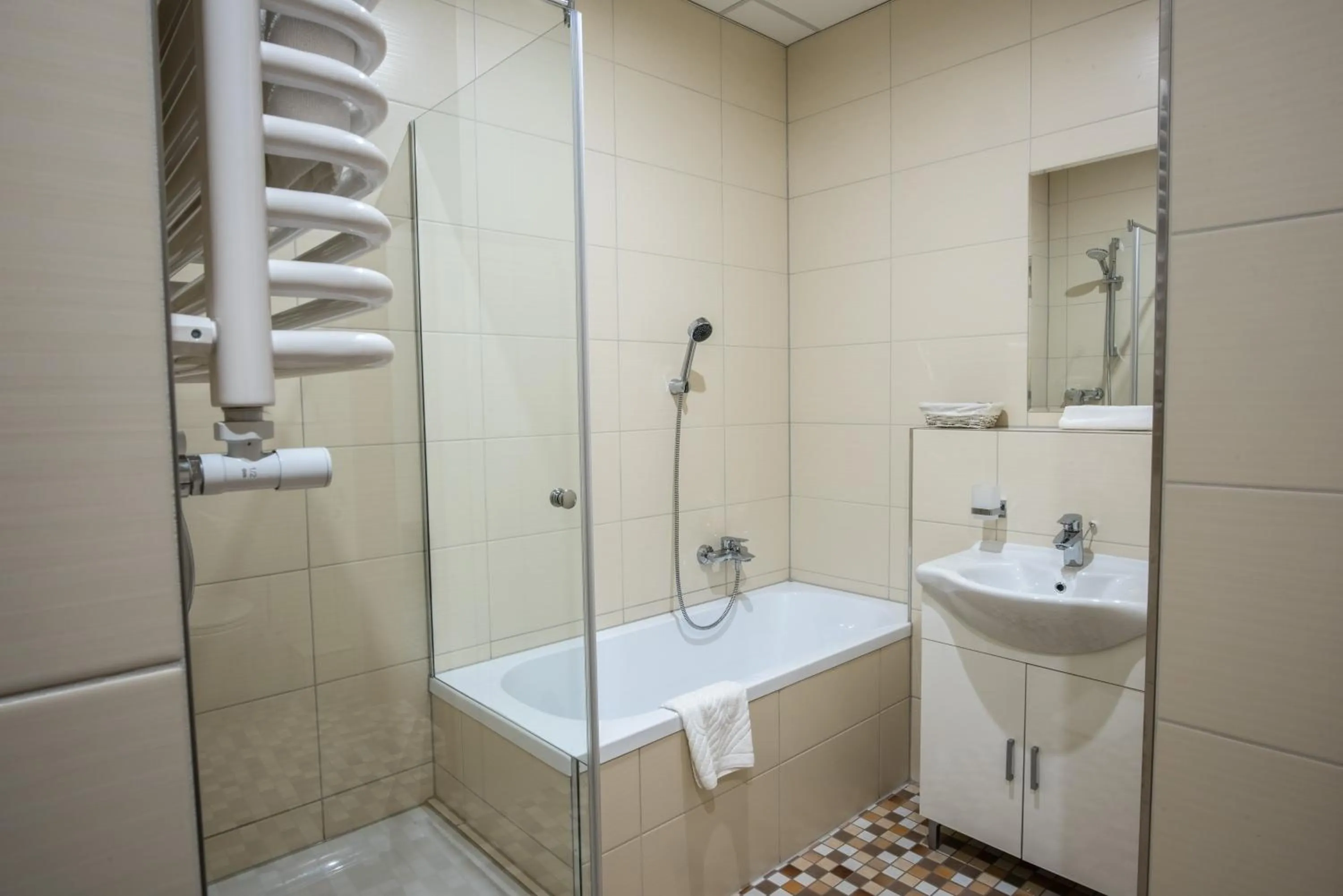 Shower in SkyHotelGwarna