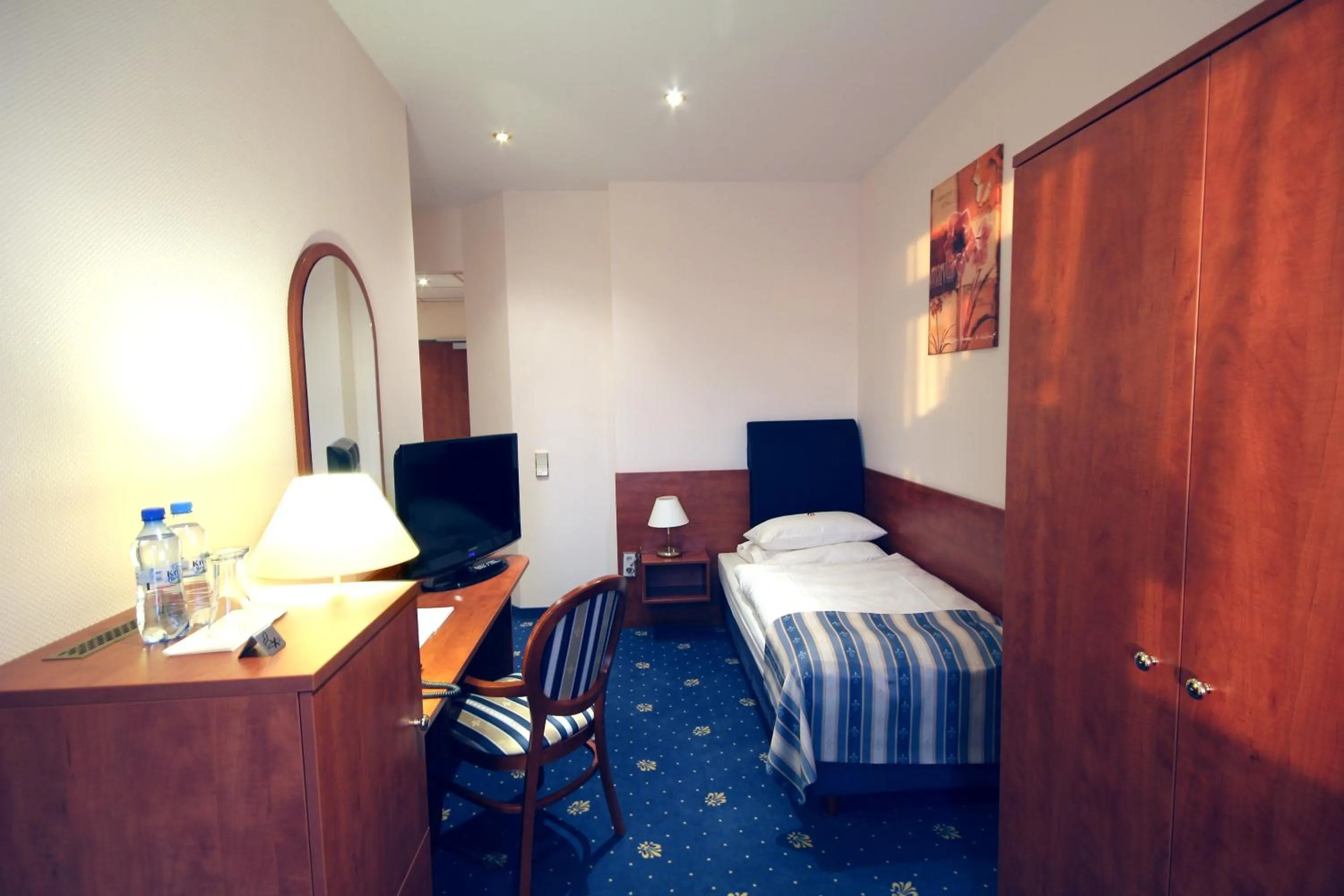 Photo of the whole room, Bed in SkyHotelGwarna