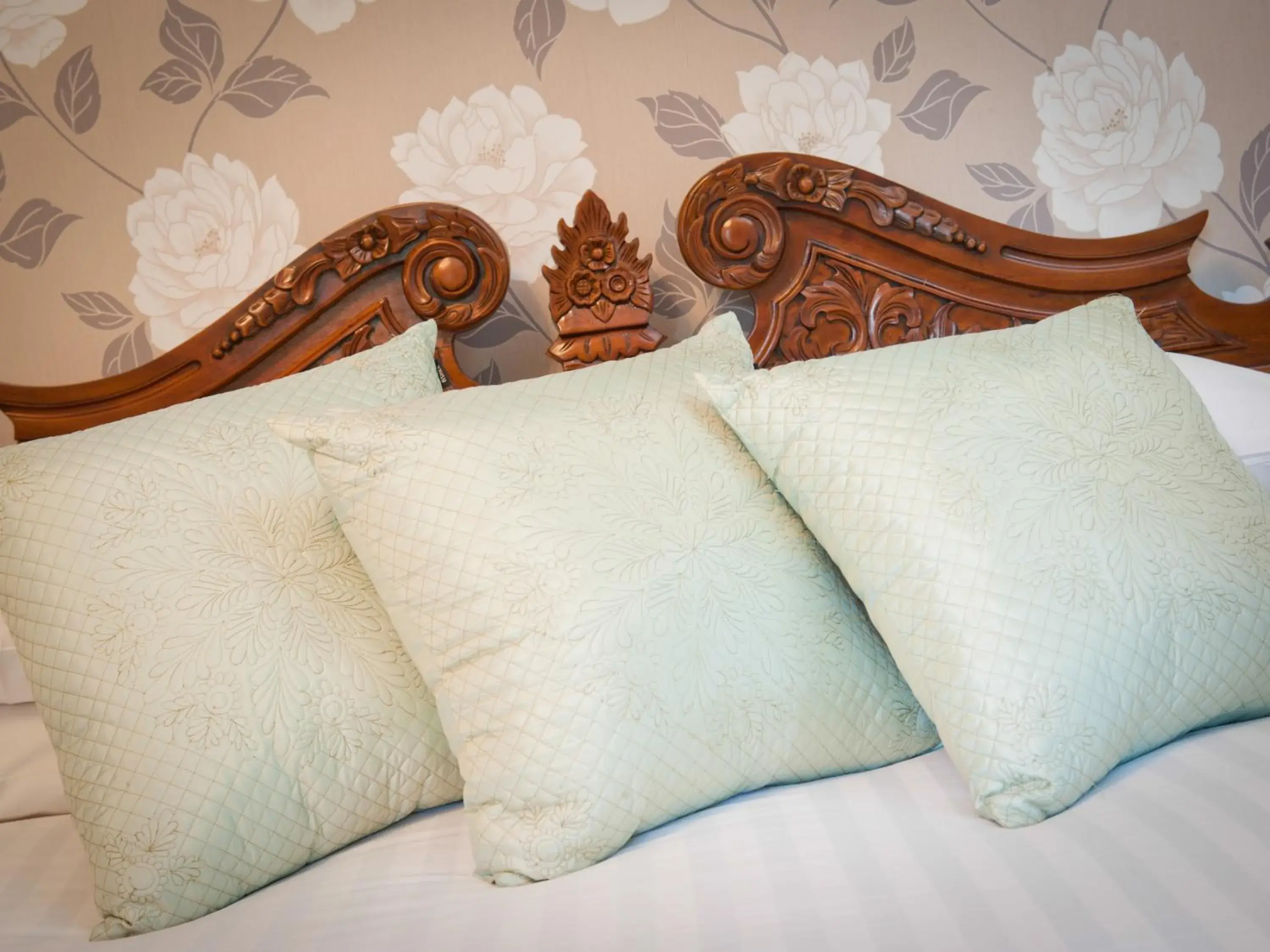 Deluxe Twin Room in Llechwen Hall Deluxe Twin Room in Llechwen Hall