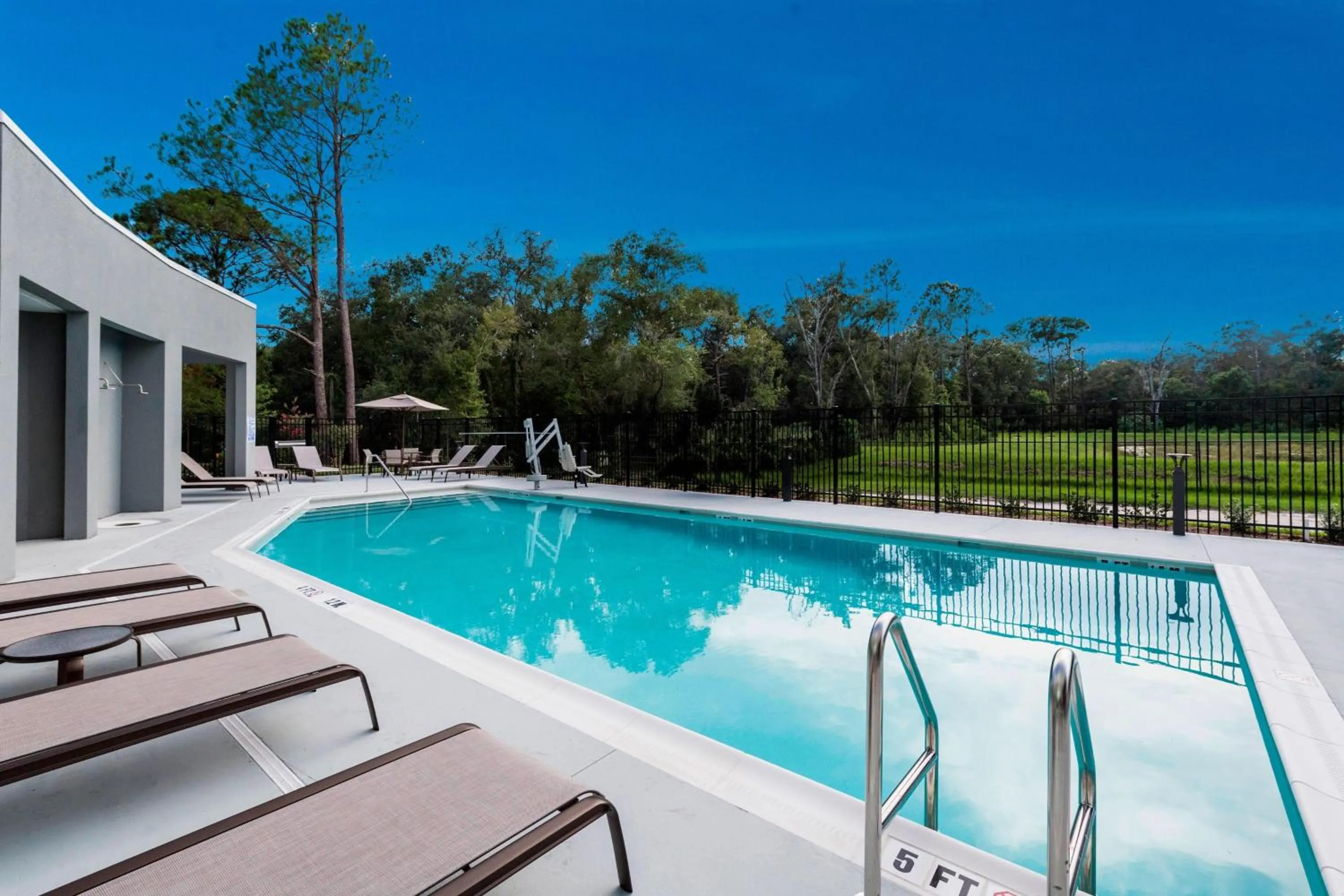 Swimming pool in Courtyard by Marriott Tampa Northwest/Veterans Expressway