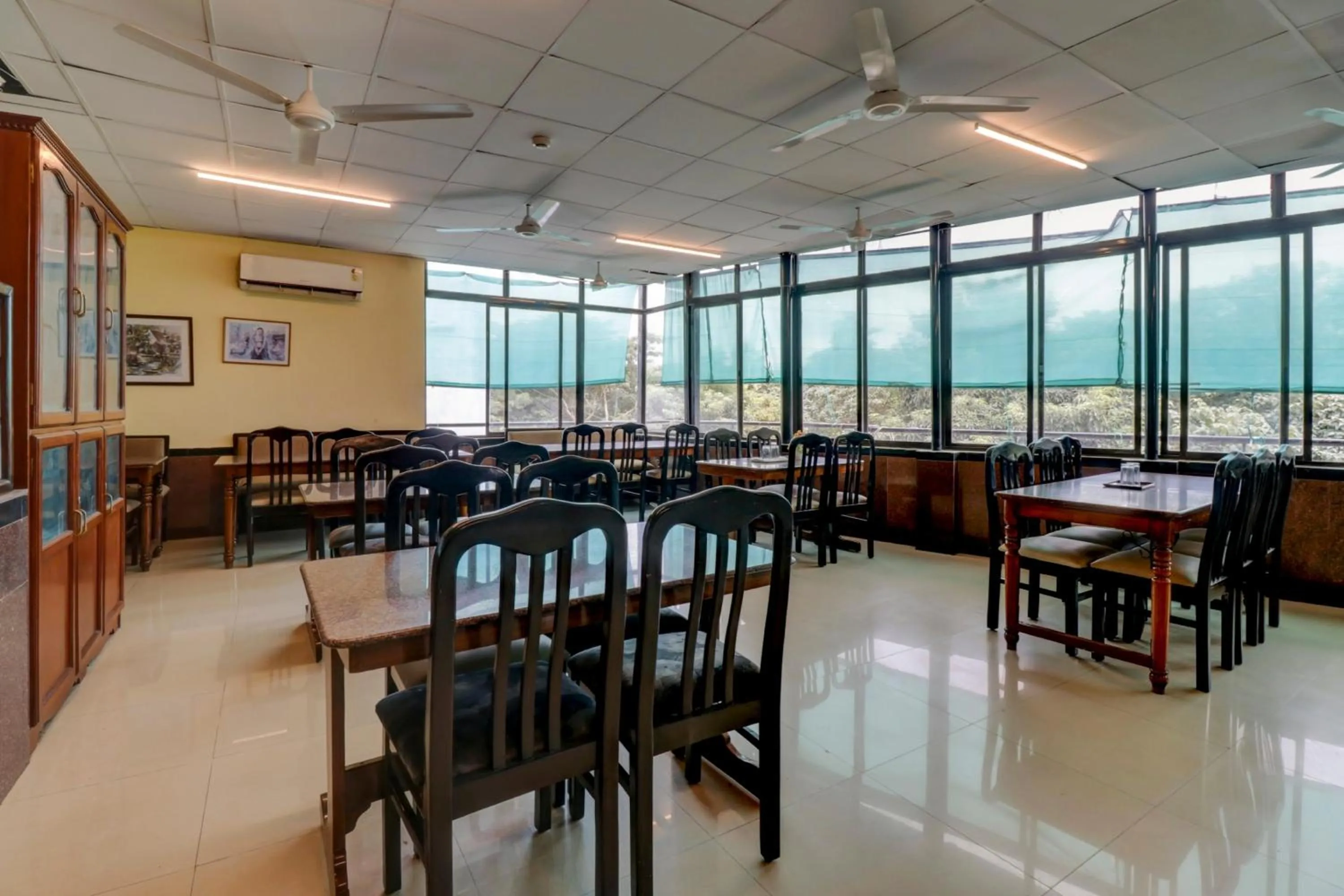 Dining area in SUPER COLLECTION O GREEN VIEW HOMES Near Nexus
