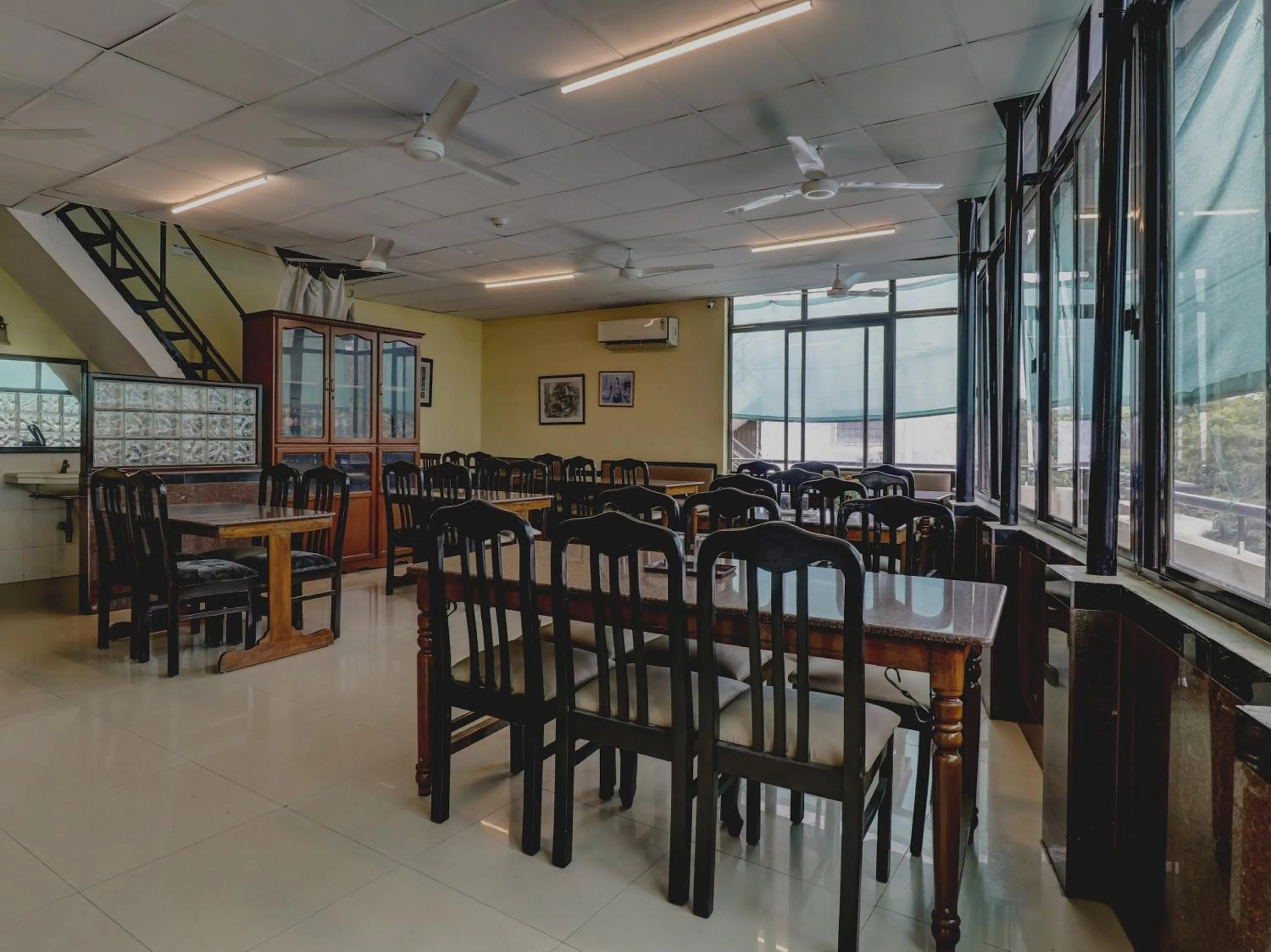 Dining area in SUPER COLLECTION O GREEN VIEW HOMES Near Nexus