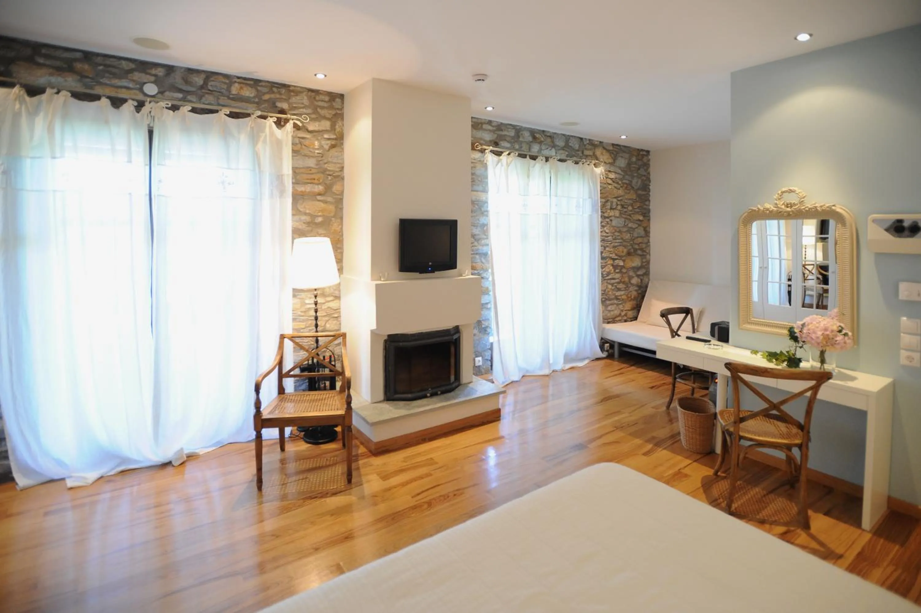 Photo of the whole room, Bed in Boutique Hotel Kentrikon & Bungalows