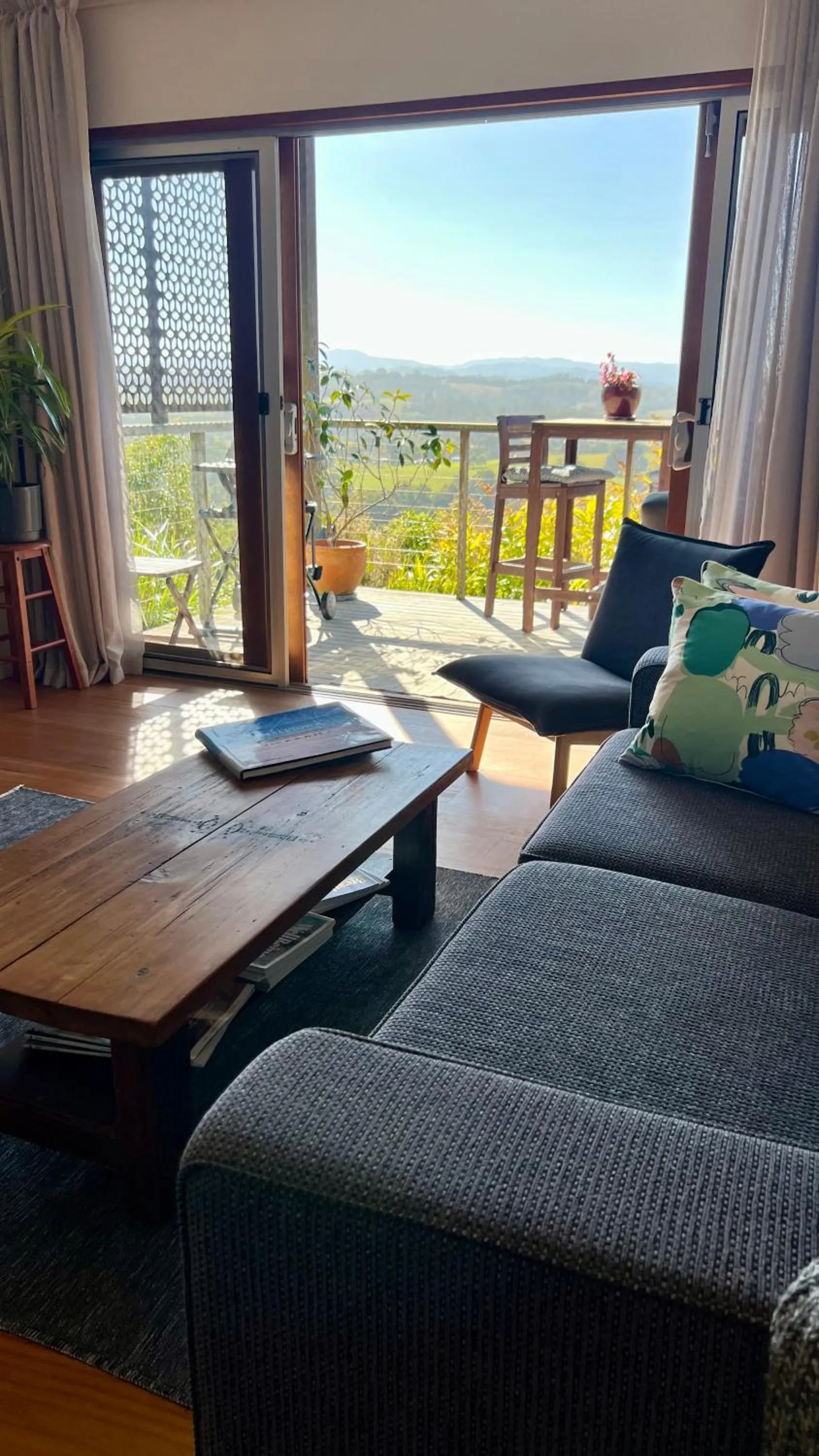 Callemondah Studio with stunning views, in Bangalow and Byron Hinterland