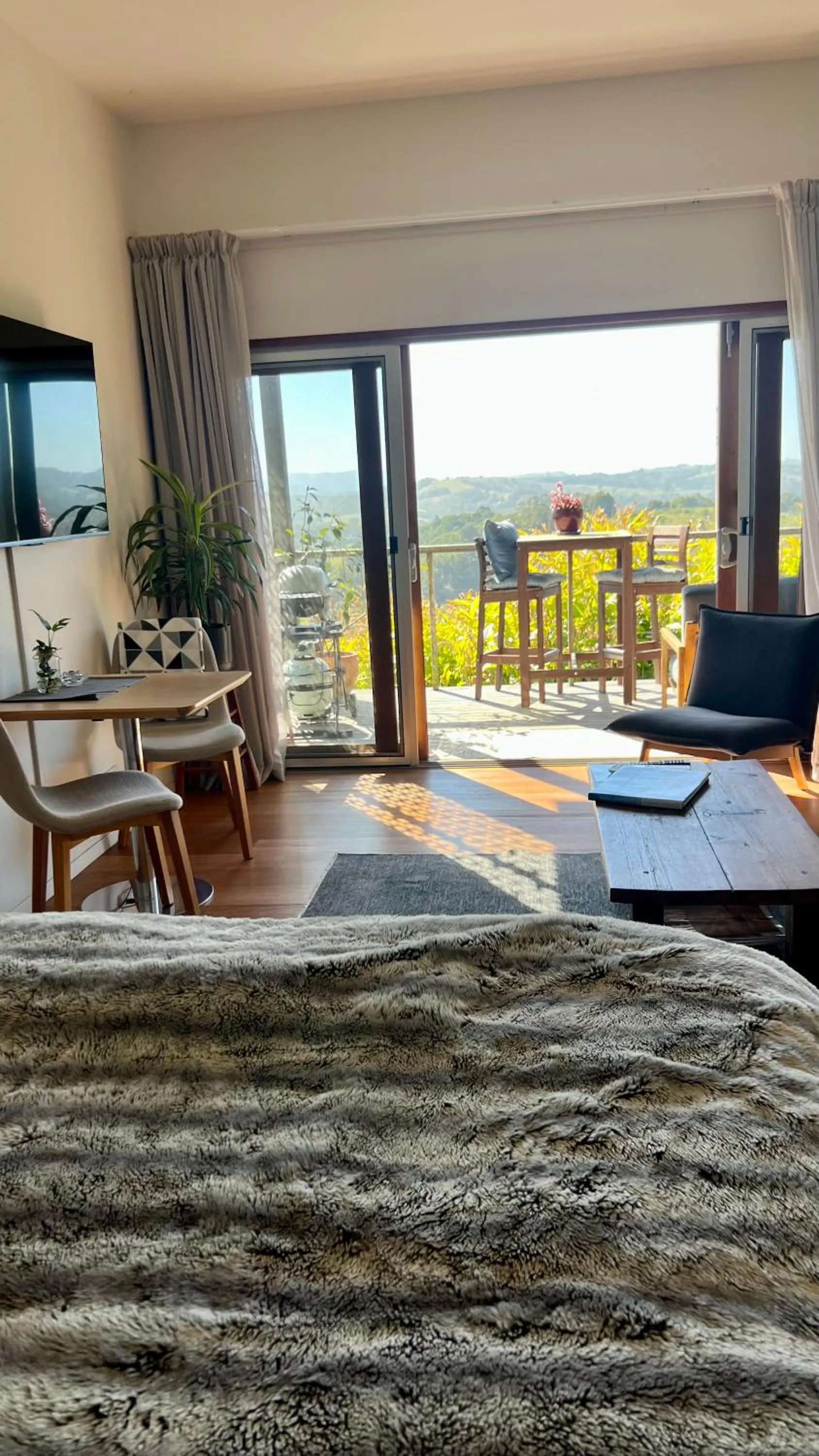 Callemondah Studio with stunning views, in Bangalow and Byron Hinterland