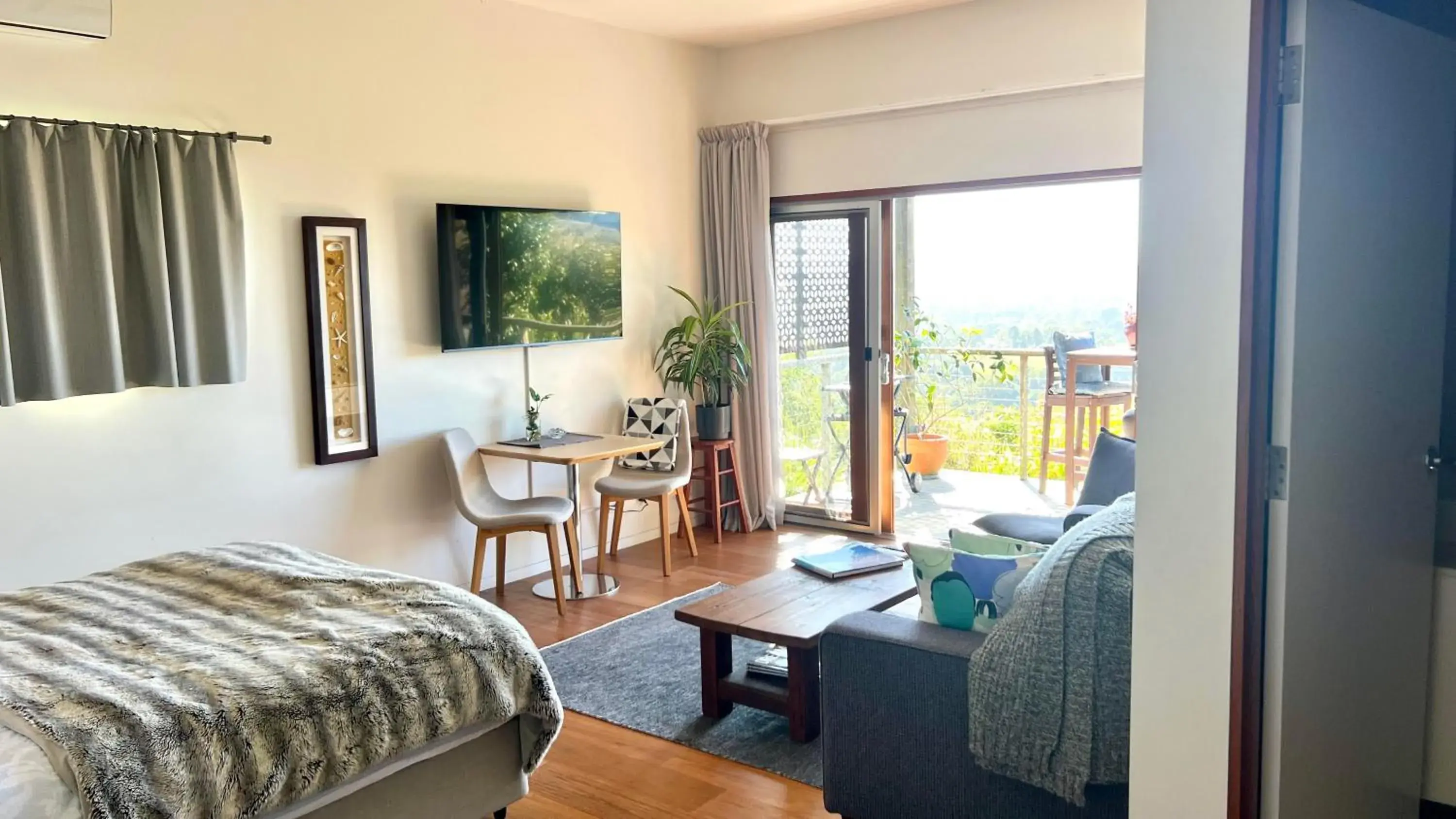 Callemondah Studio with stunning views, in Bangalow and Byron Hinterland Callemondah Studio with stunning views, in Bangalow and Byron Hinterland