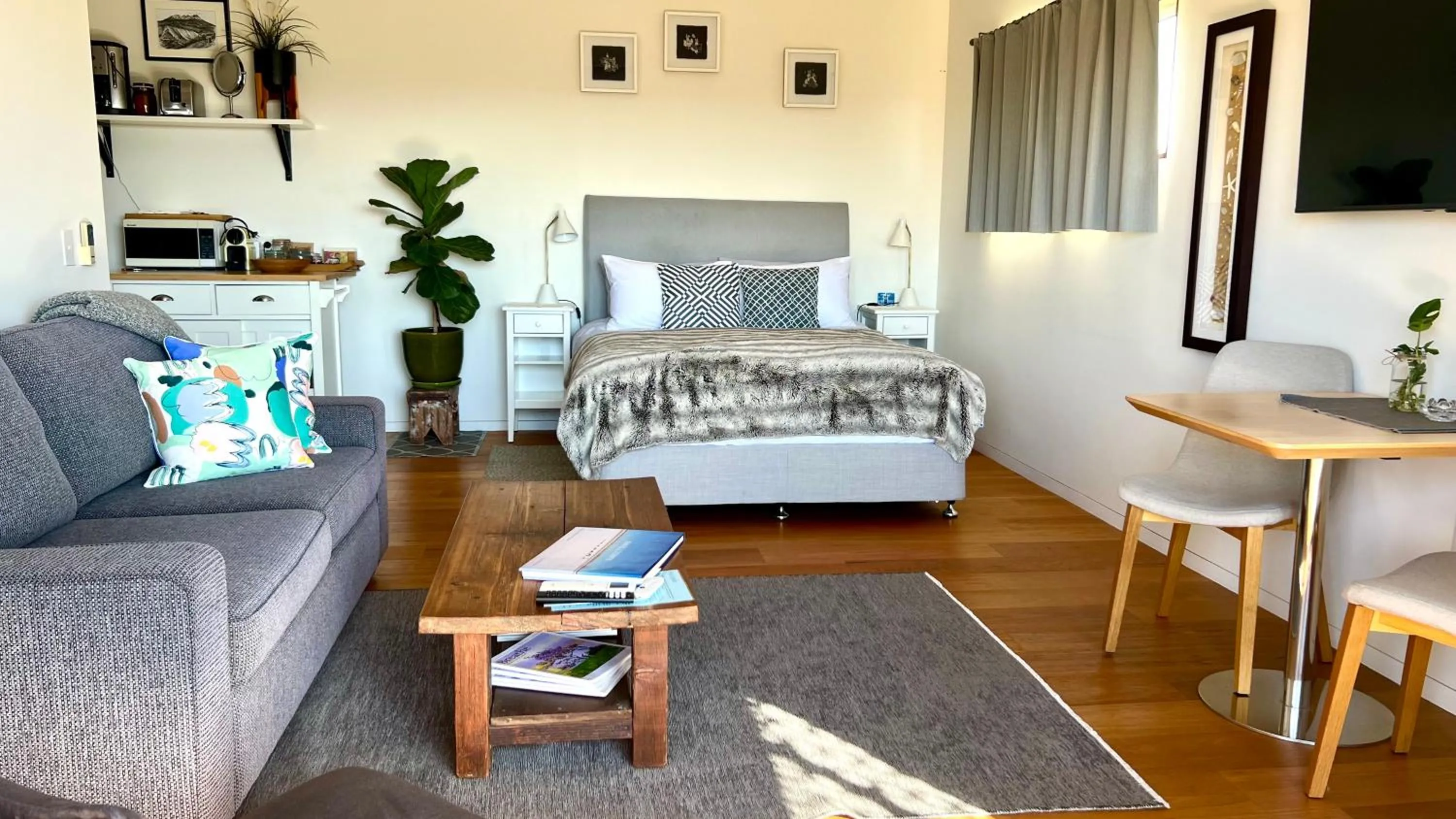 Callemondah Studio with stunning views, in Bangalow and Byron Hinterland