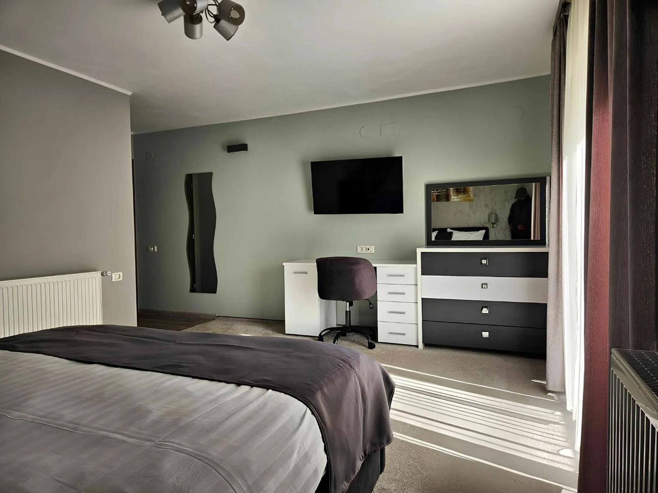 Communal lounge/ TV room, Bed in Pensiunea Andrei Moieciu