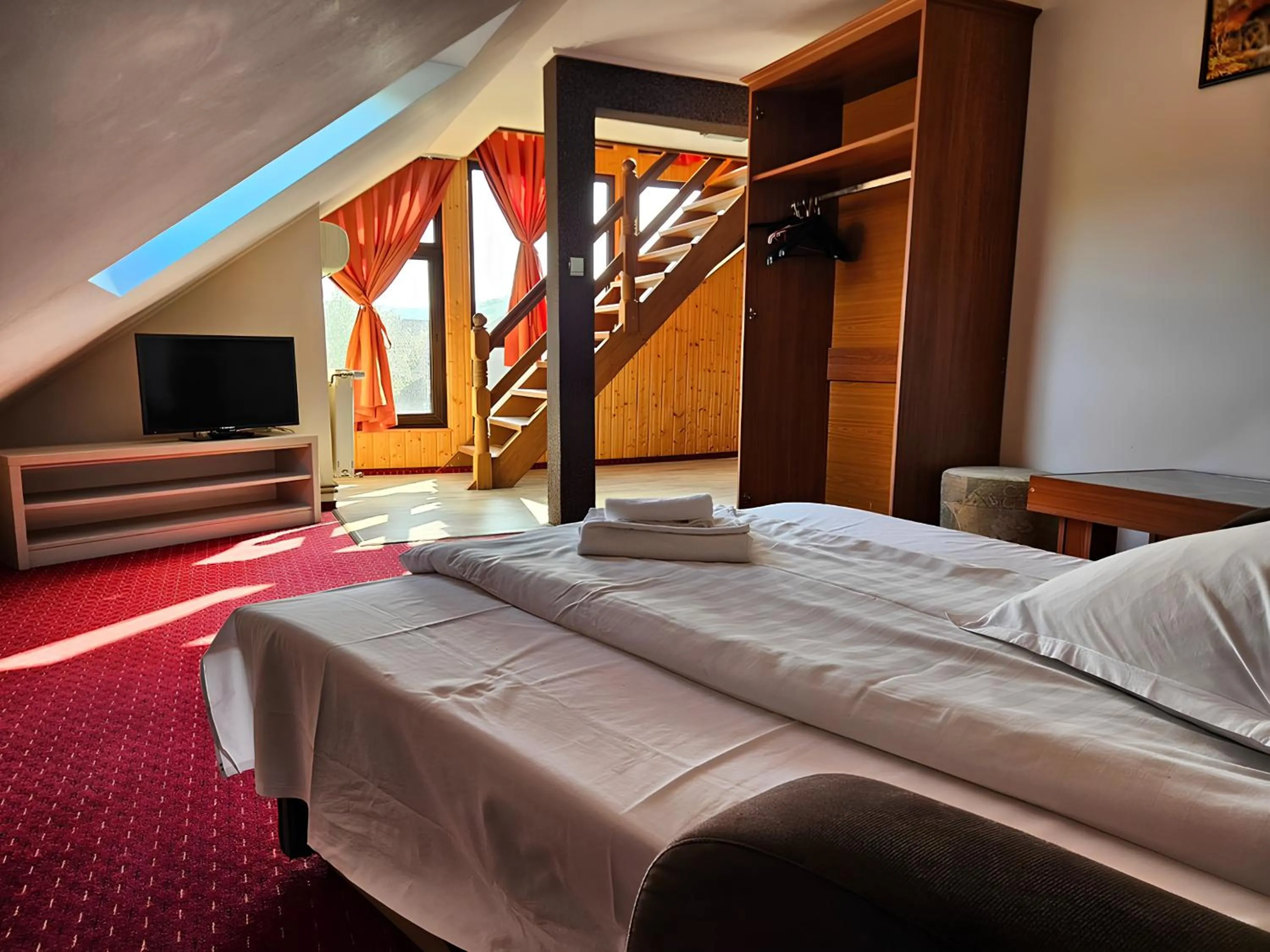 Communal lounge/ TV room, Bed in Pensiunea Andrei Moieciu