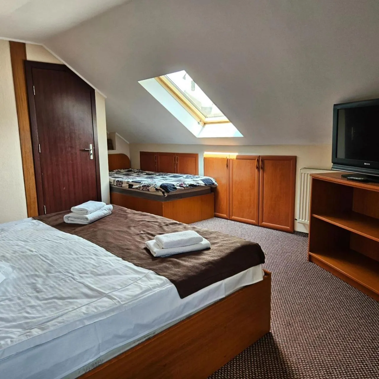 Communal lounge/ TV room, Bed in Pensiunea Andrei Moieciu