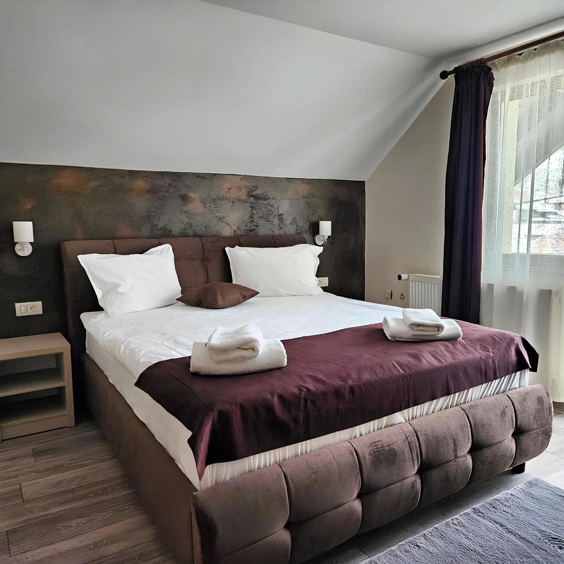 Bed in Pensiunea Andrei Moieciu