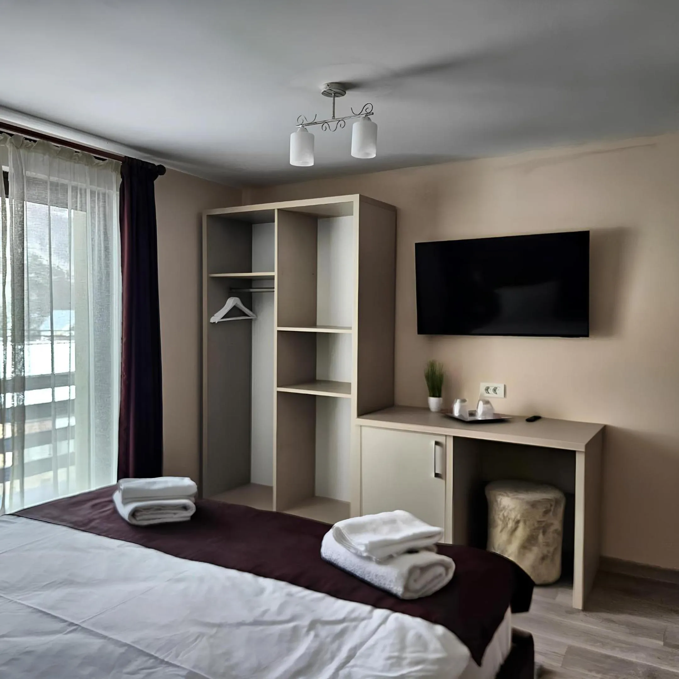 Bed in Pensiunea Andrei Moieciu