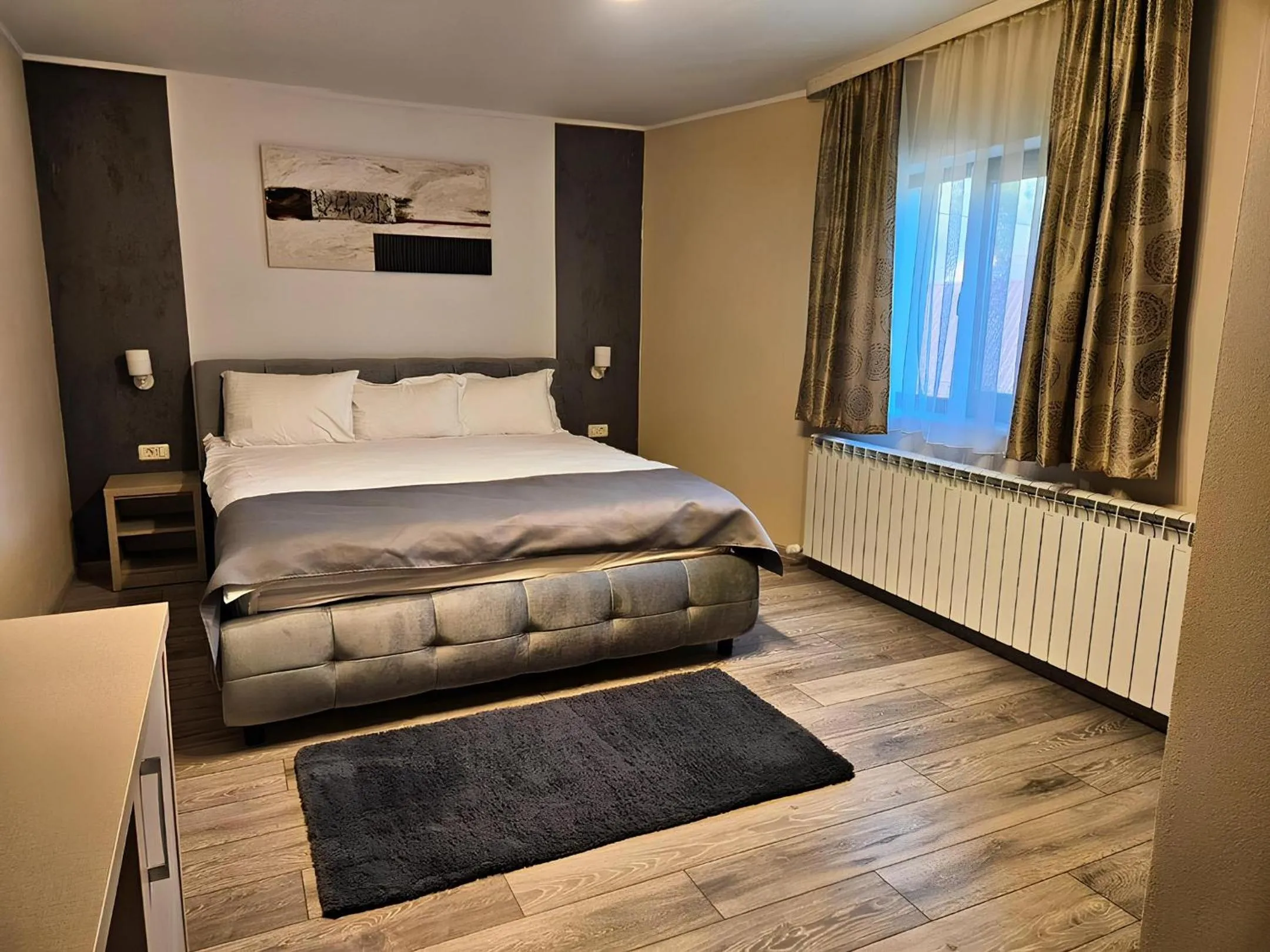 Bed in Pensiunea Andrei Moieciu