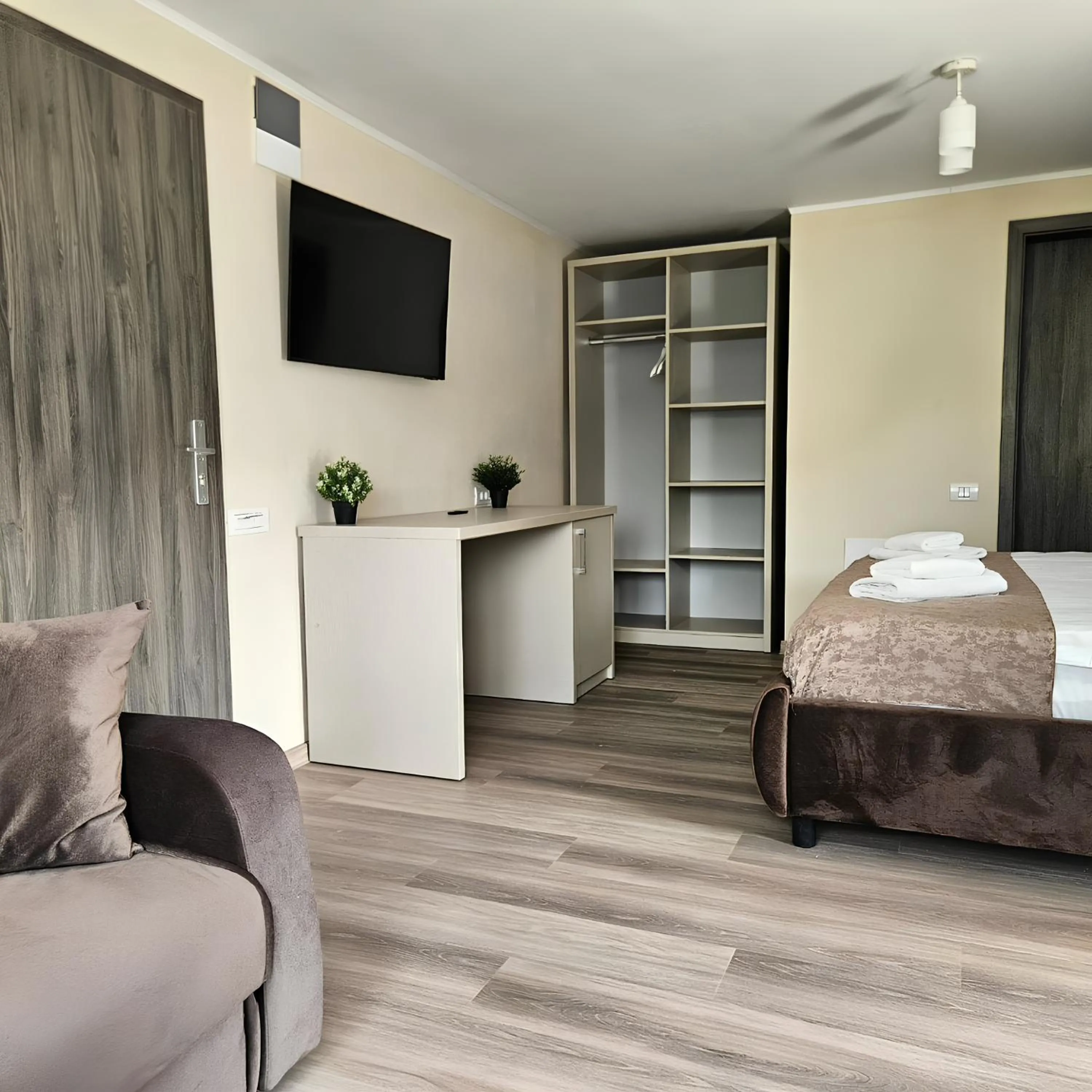 Communal lounge/ TV room, Bed in Pensiunea Andrei Moieciu