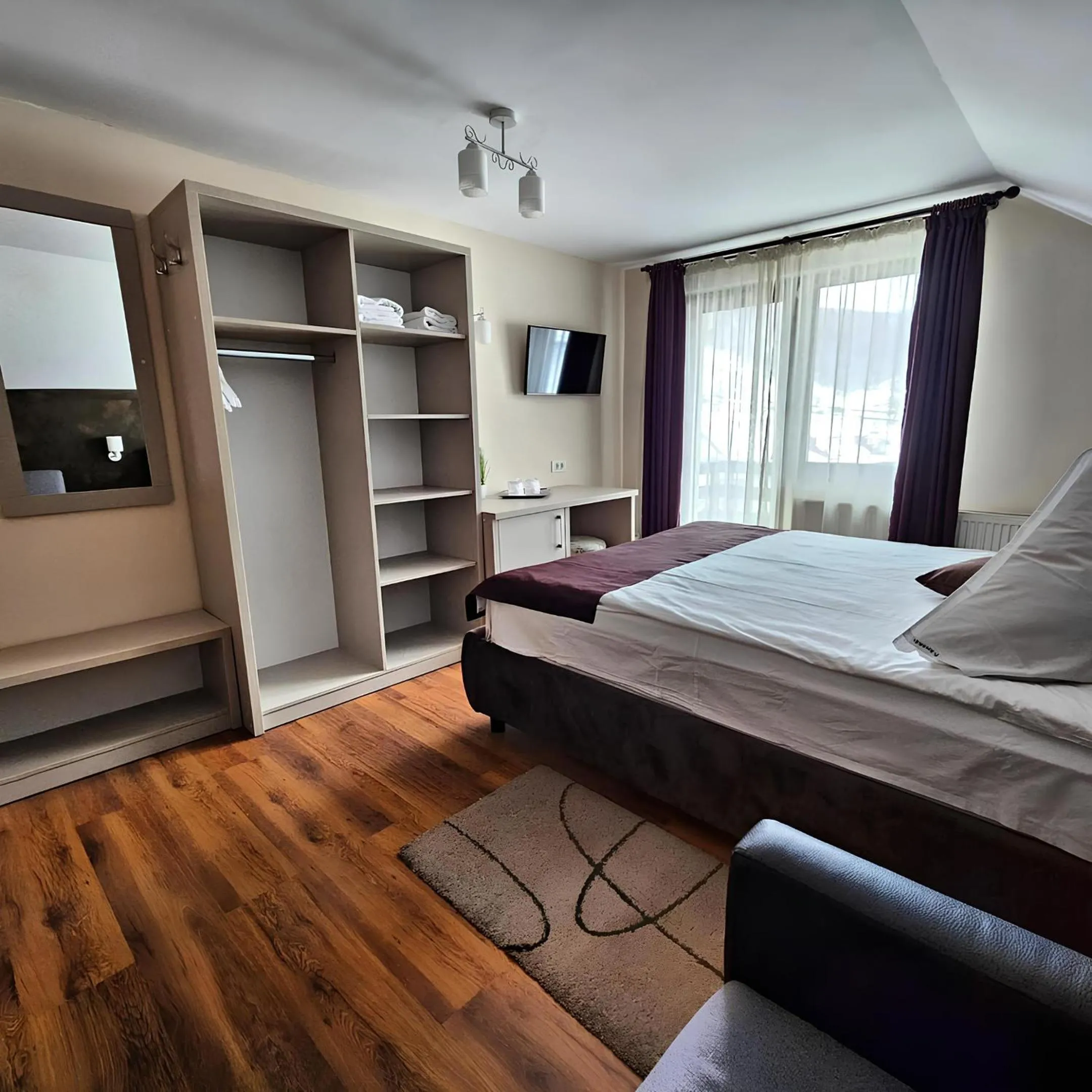 Bed in Pensiunea Andrei Moieciu