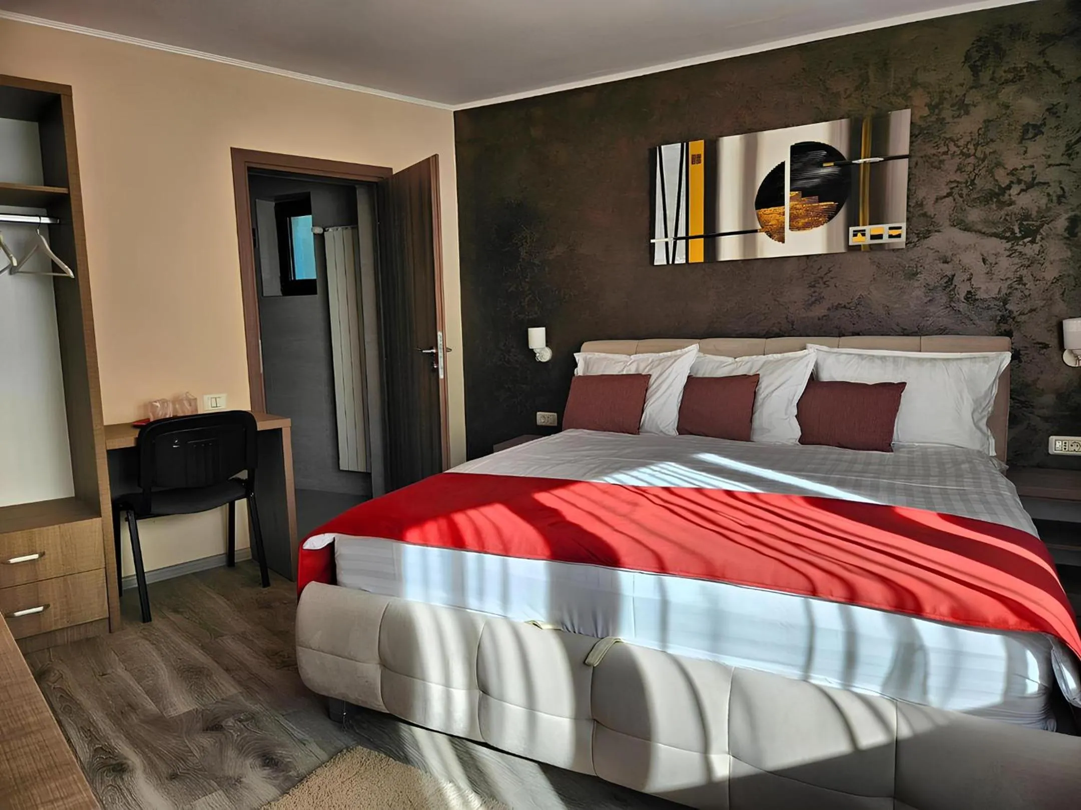 Bed in Pensiunea Andrei Moieciu
