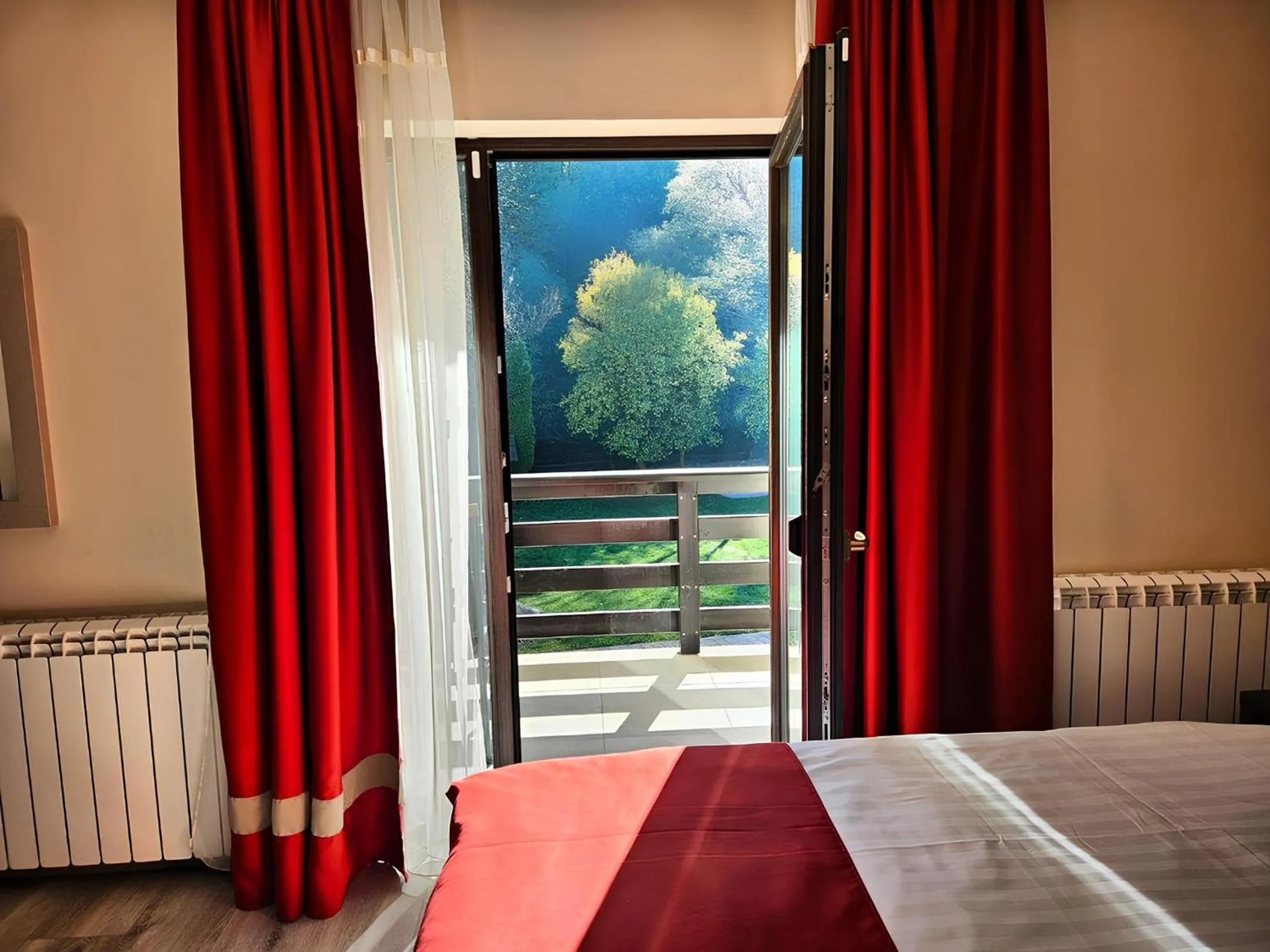 Bed in Pensiunea Andrei Moieciu
