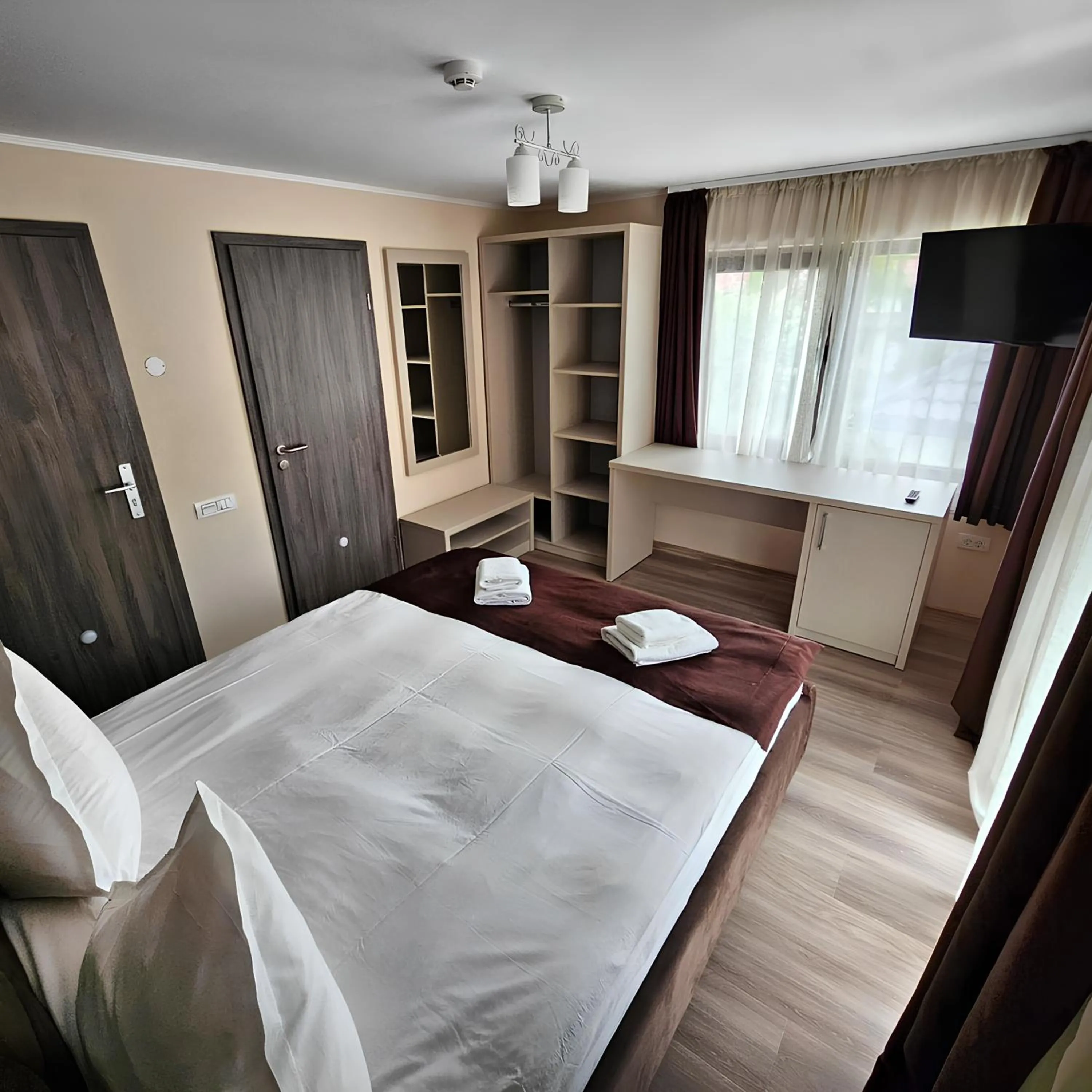 Bed in Pensiunea Andrei Moieciu