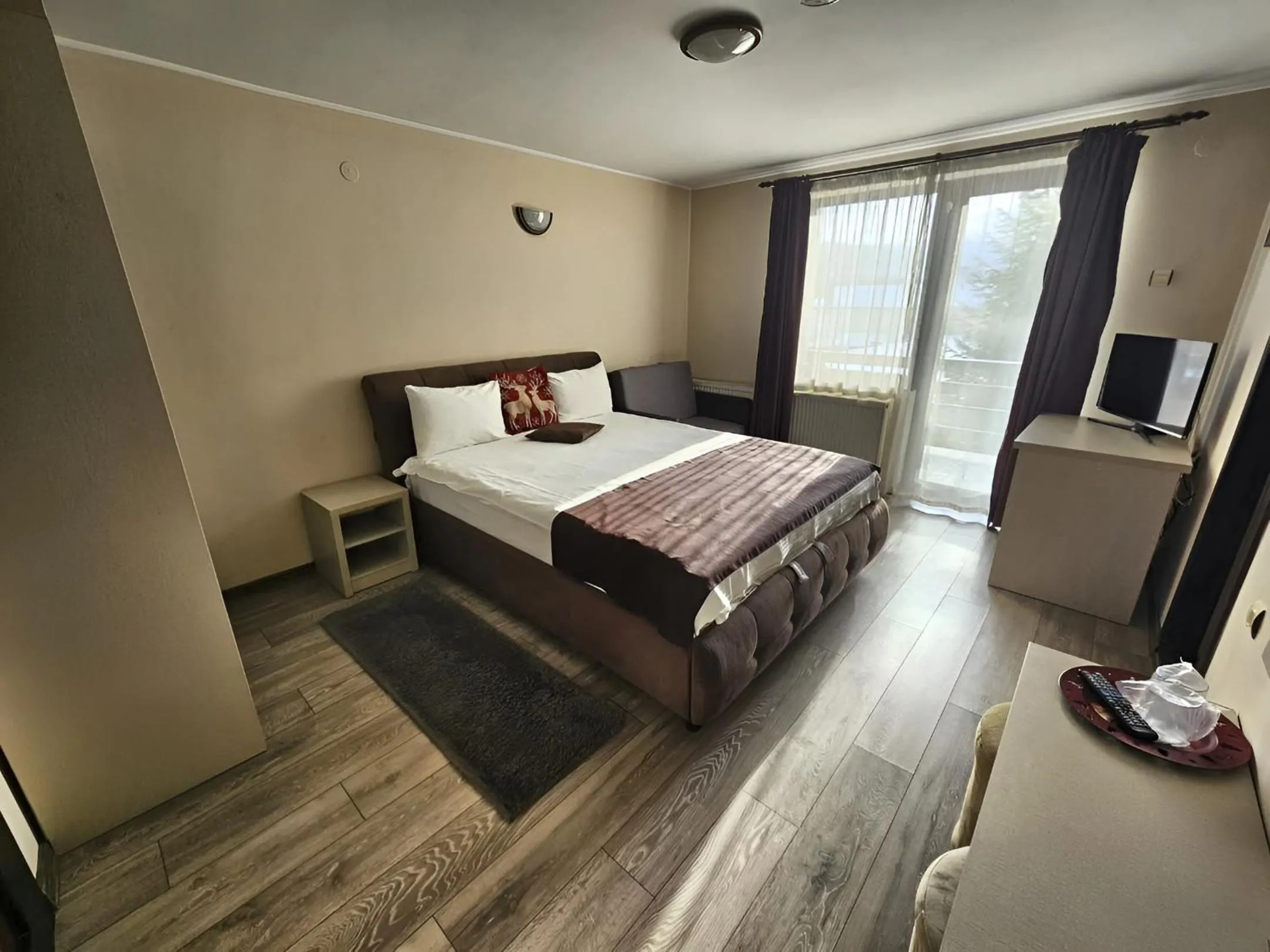 Bed in Pensiunea Andrei Moieciu