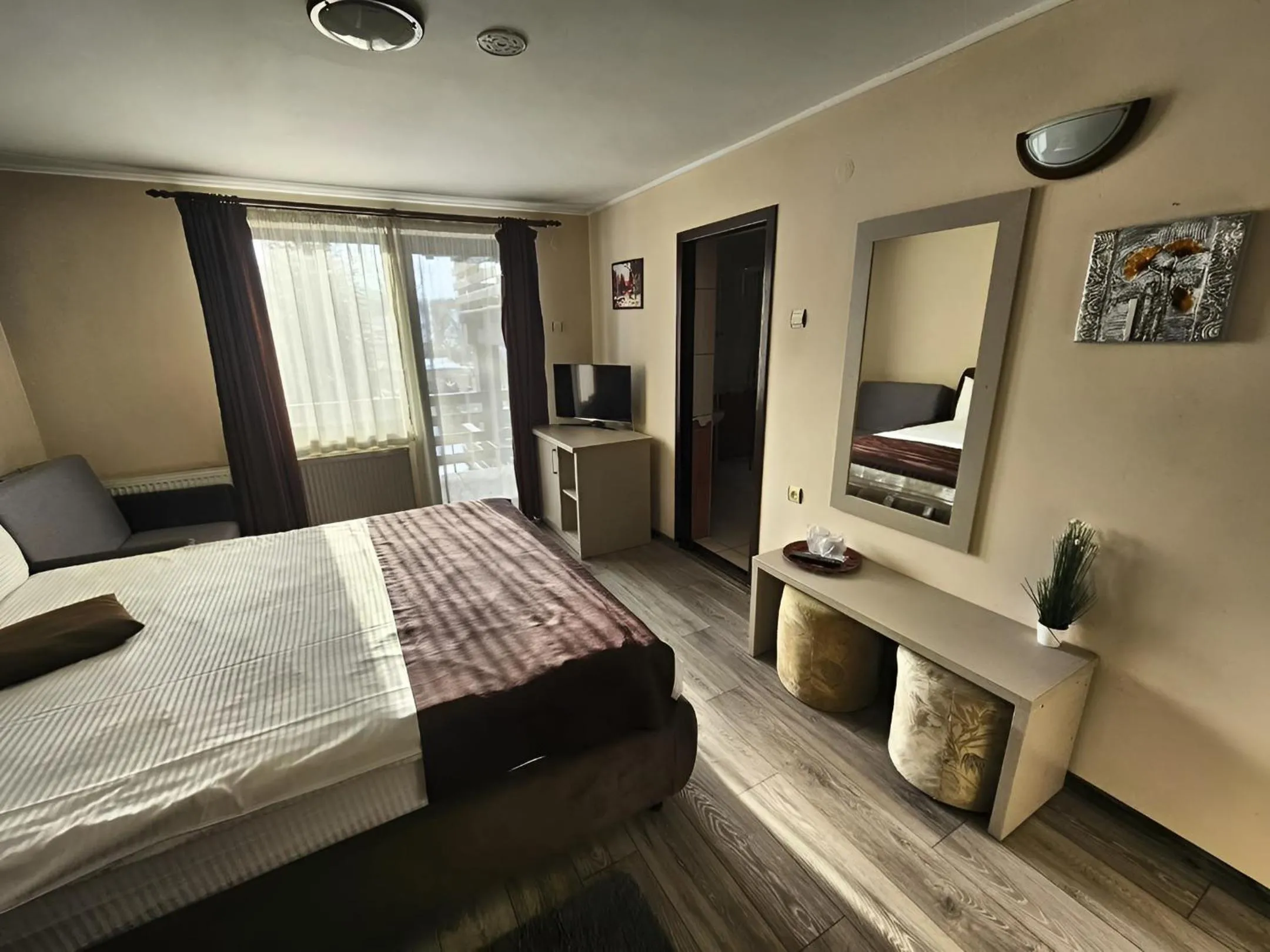 Bed in Pensiunea Andrei Moieciu