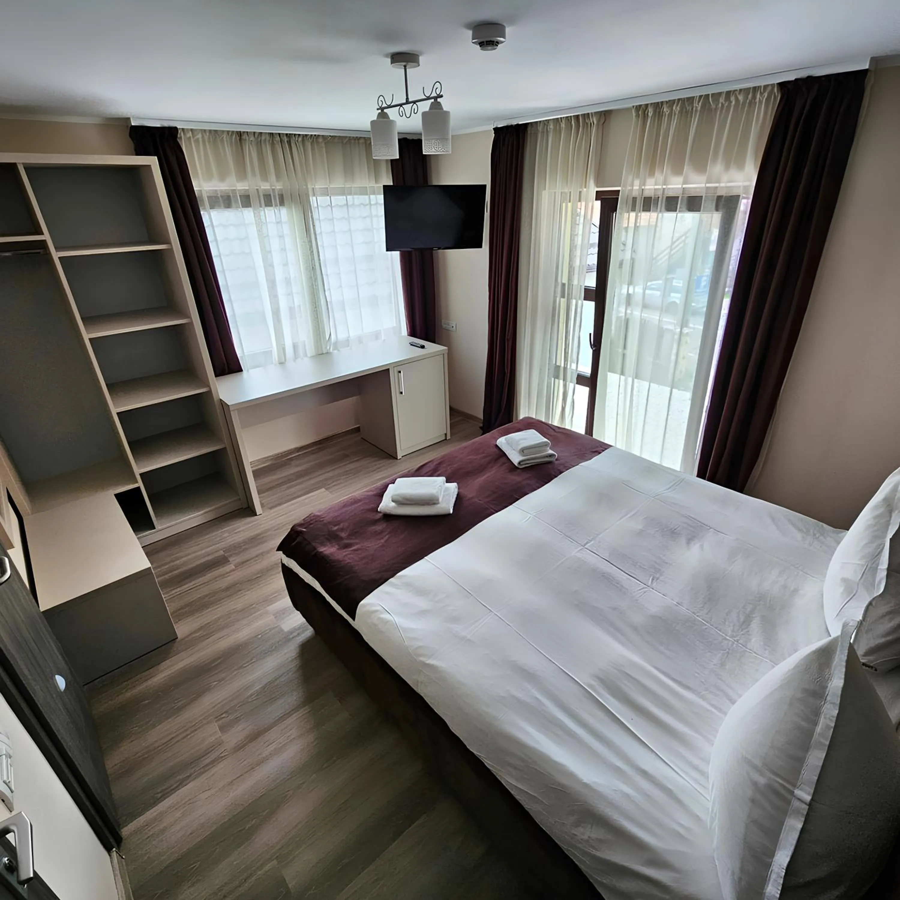 Bed in Pensiunea Andrei Moieciu