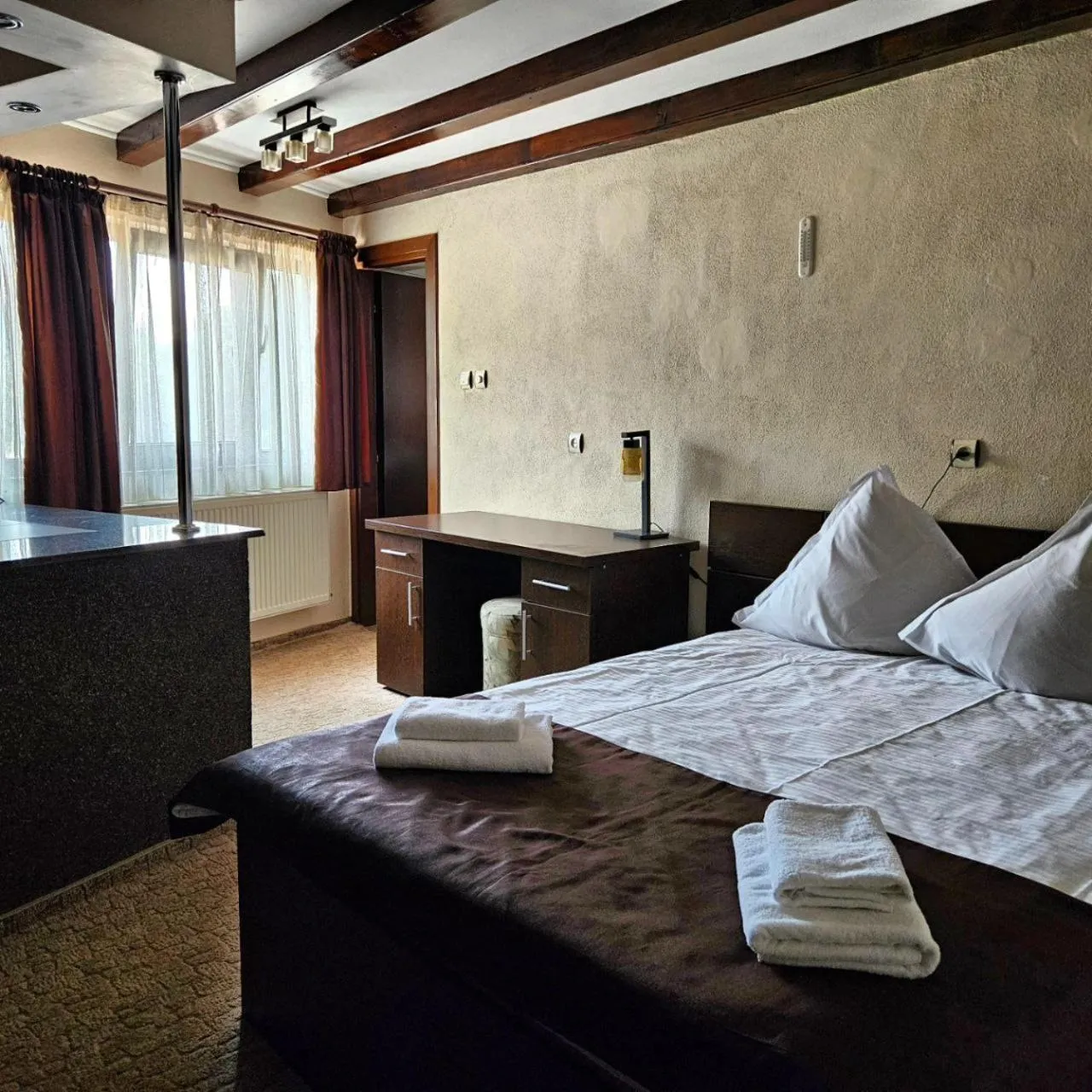 Bed in Pensiunea Andrei Moieciu