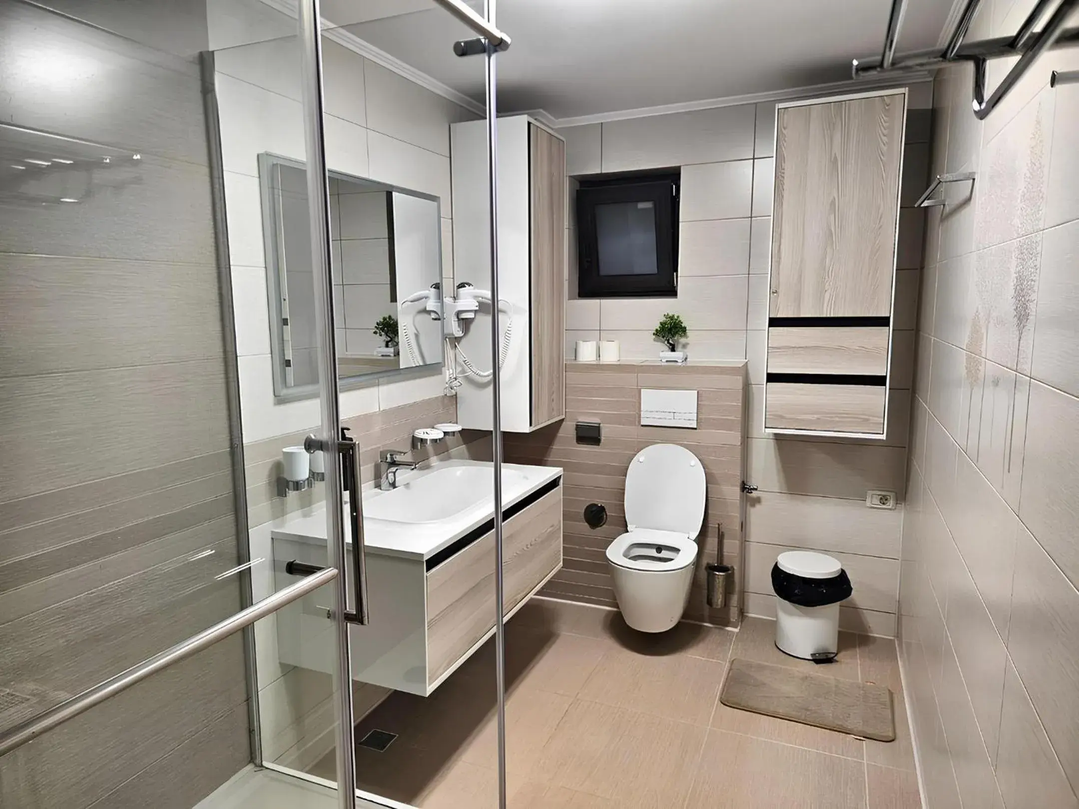 Two-Bedroom Deluxe Apartment with Garden View in Pensiunea Andrei Moieciu Two-Bedroom Deluxe Apartment with Garden View in Pensiunea Andrei Moieciu