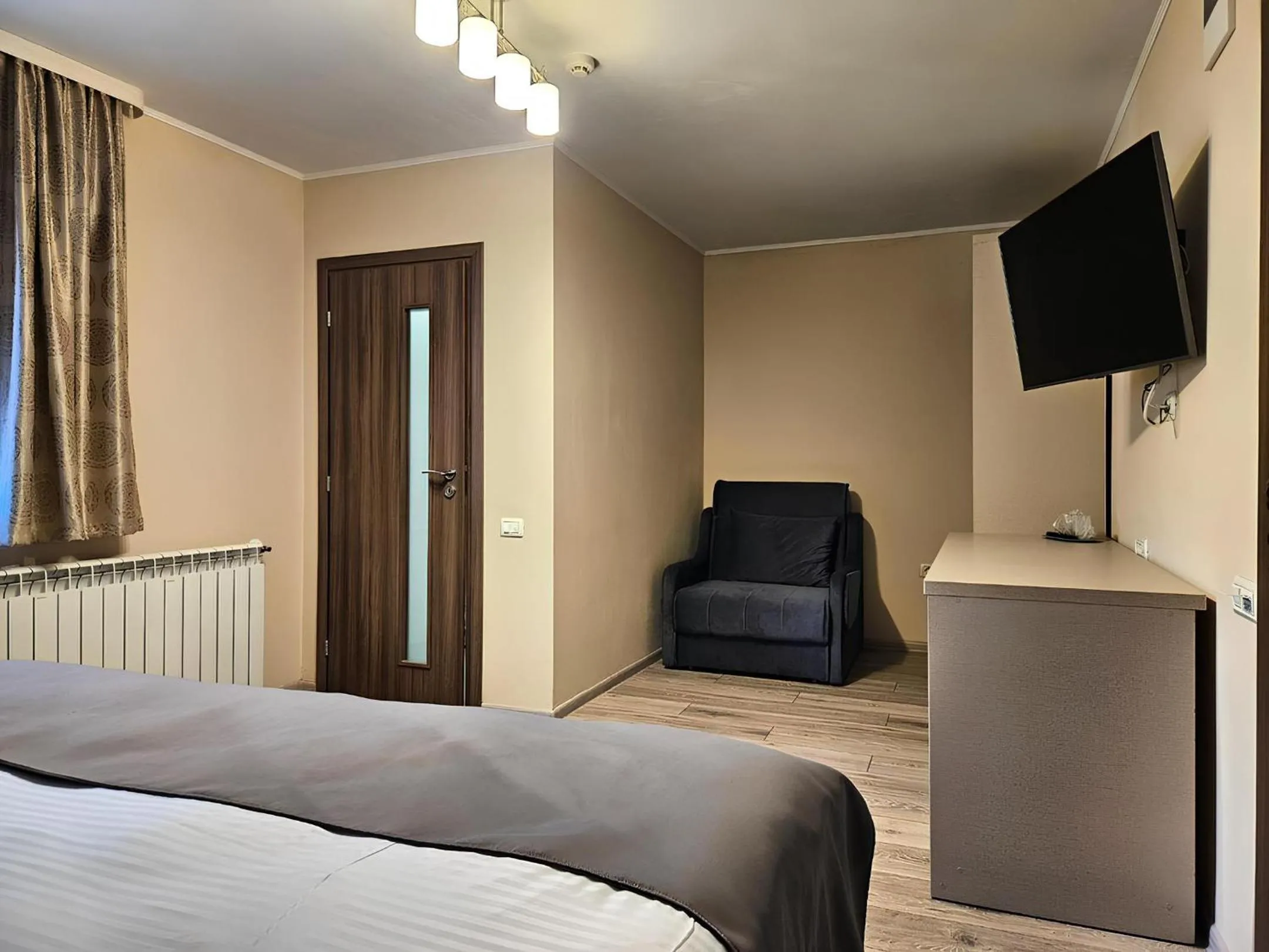 Communal lounge/ TV room, Bed in Pensiunea Andrei Moieciu