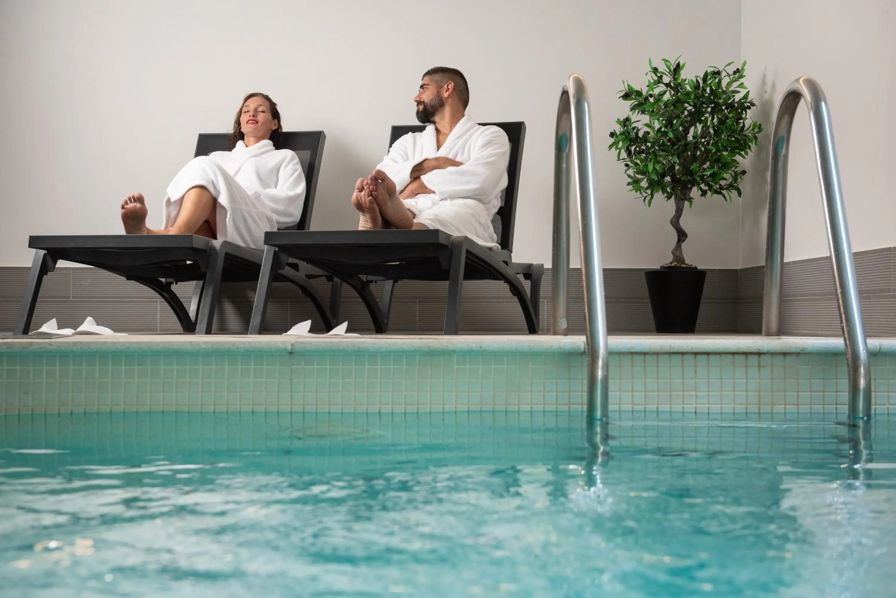 Swimming pool in Essence Inn Marianos Hotel